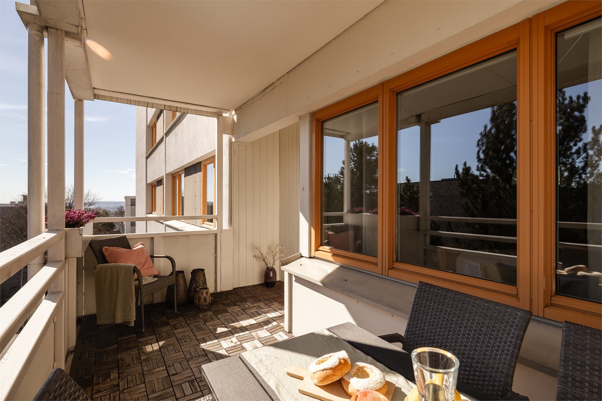 Stor, solrik balkong med god plass til å samle venner og familie til hyggelige sammenkomster.