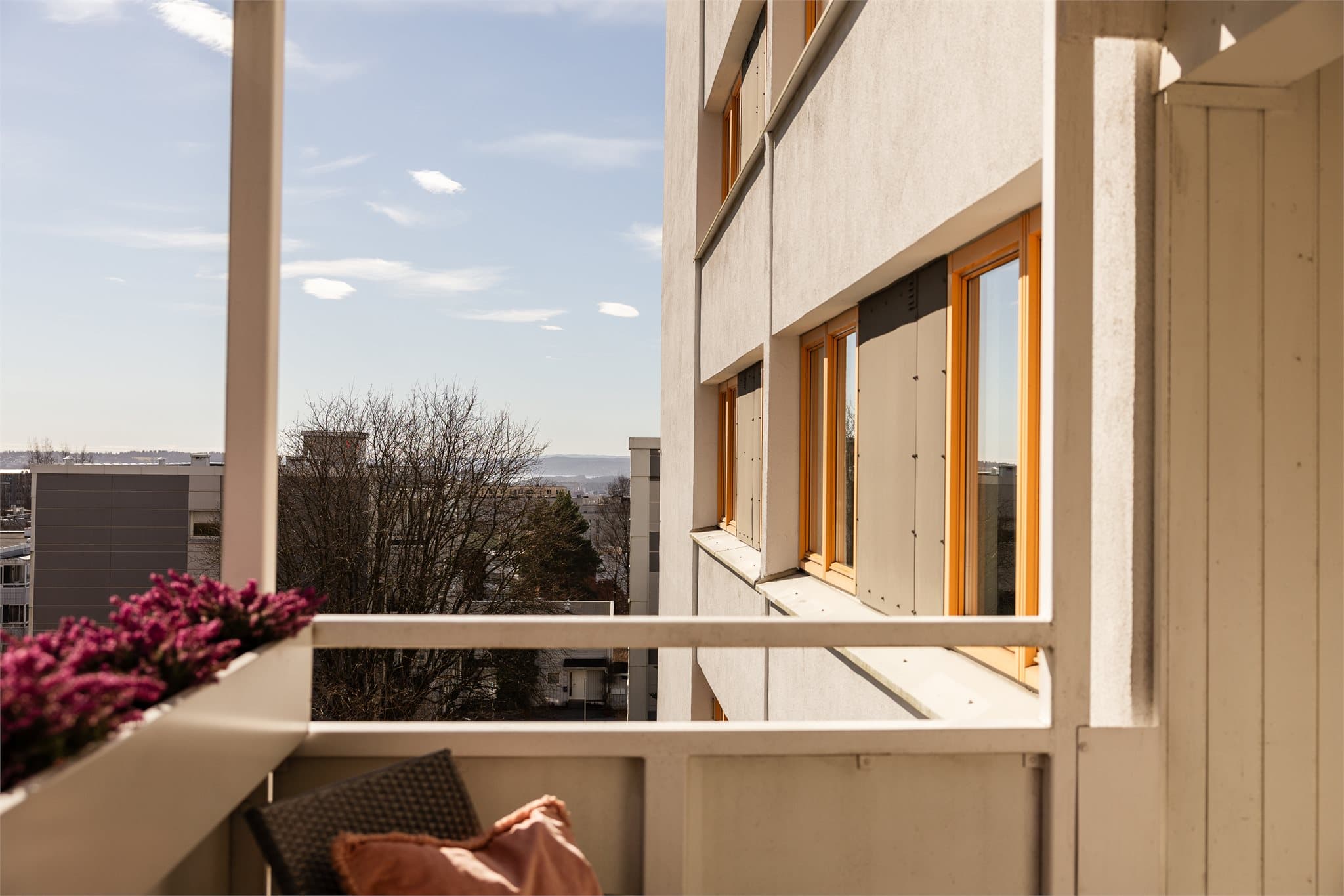 Utsikt fra balkongen mot nærområdet og ned mot fjorden.