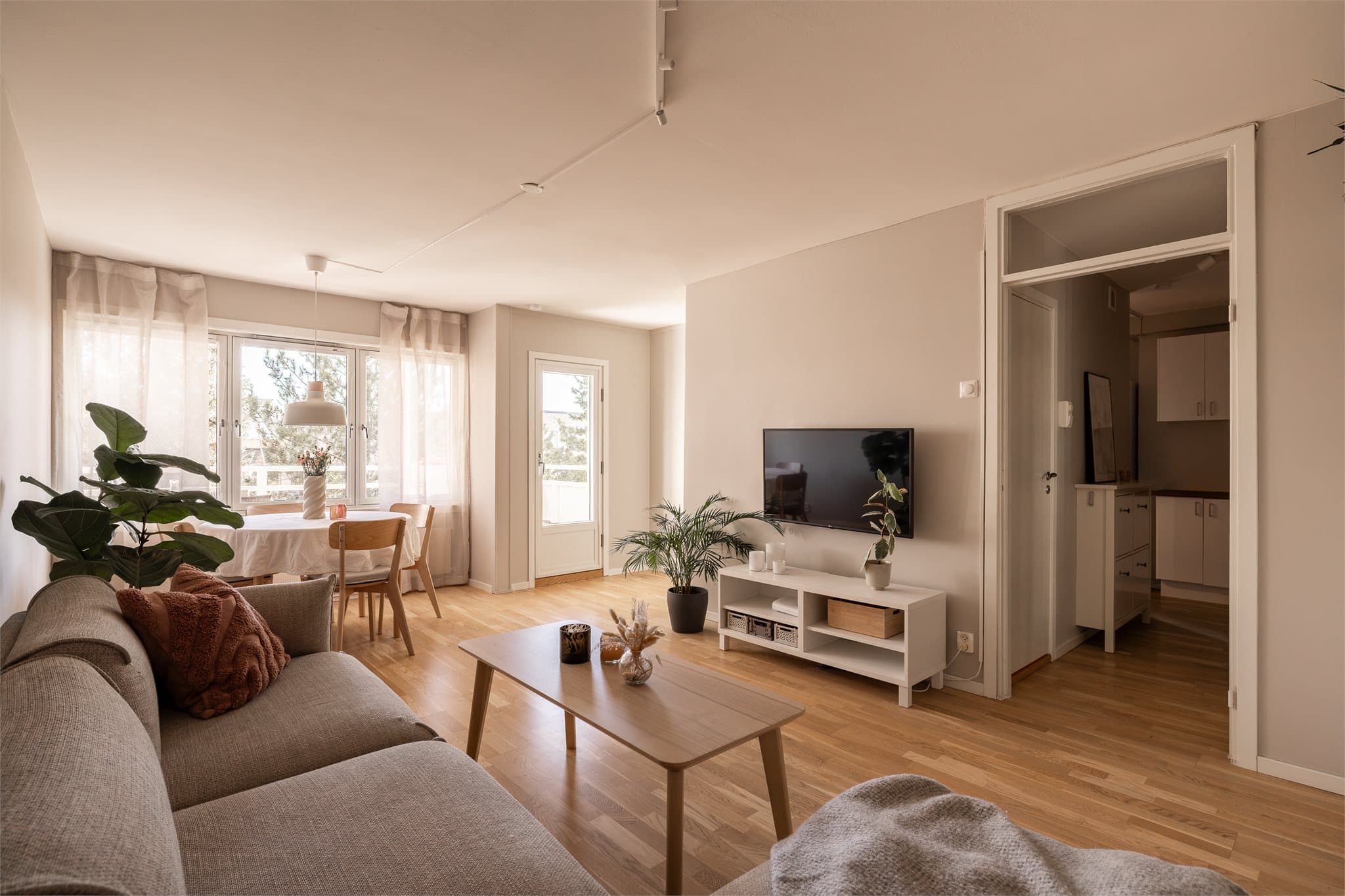 Stuen er et lyst og sosialt rom med plass til både sofagruppe og spisebord.