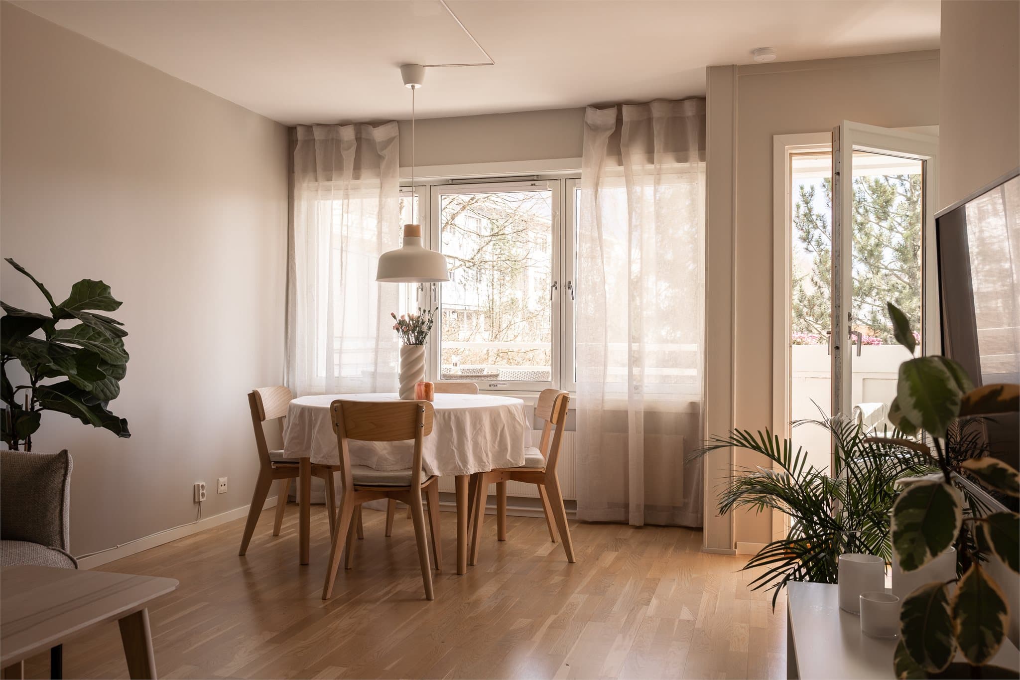 Fra stuen er det direkte utgang til den usjenerte balkongen.