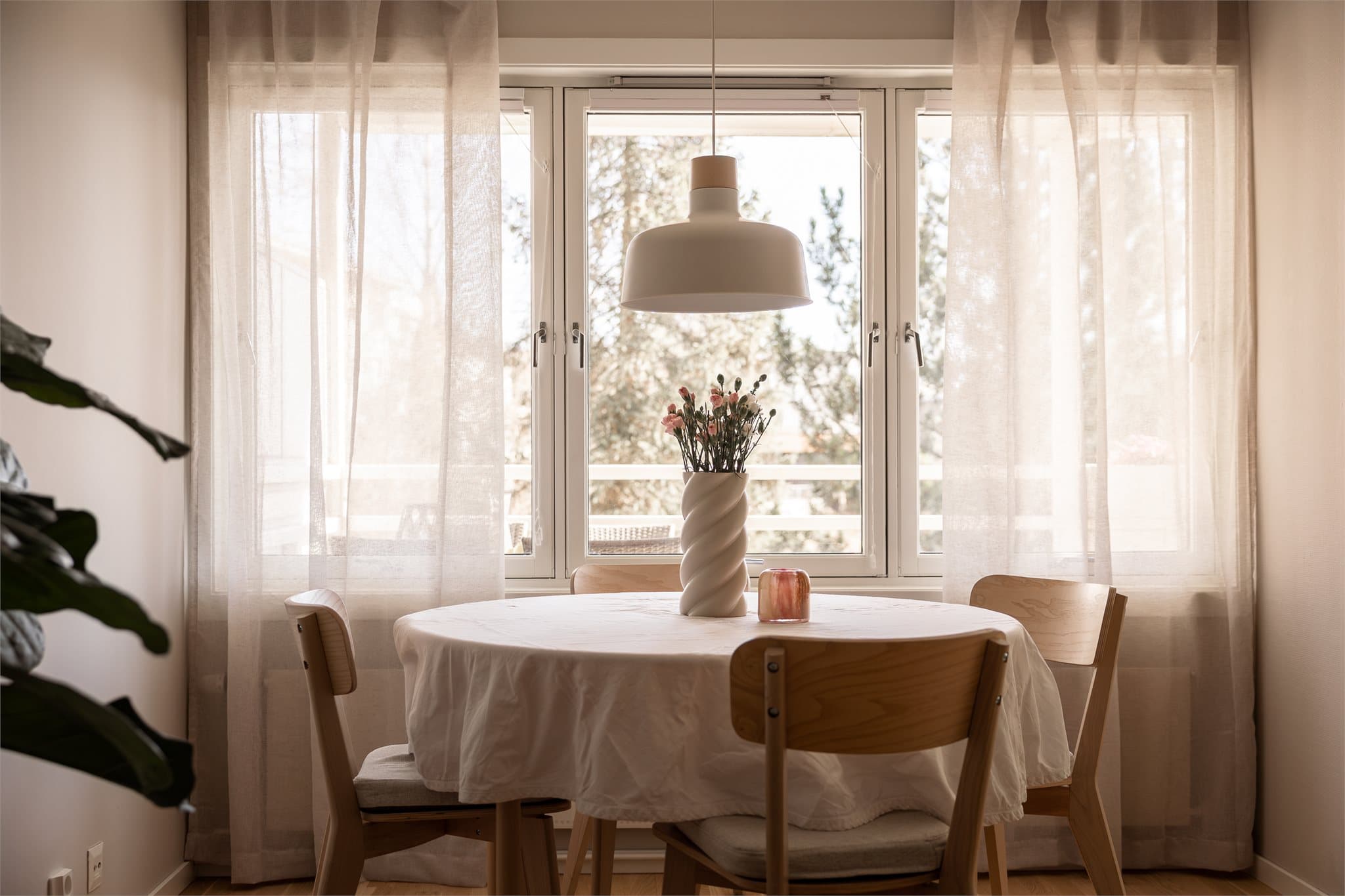 God plass til en hyggelig spiseplass ved vinduet.