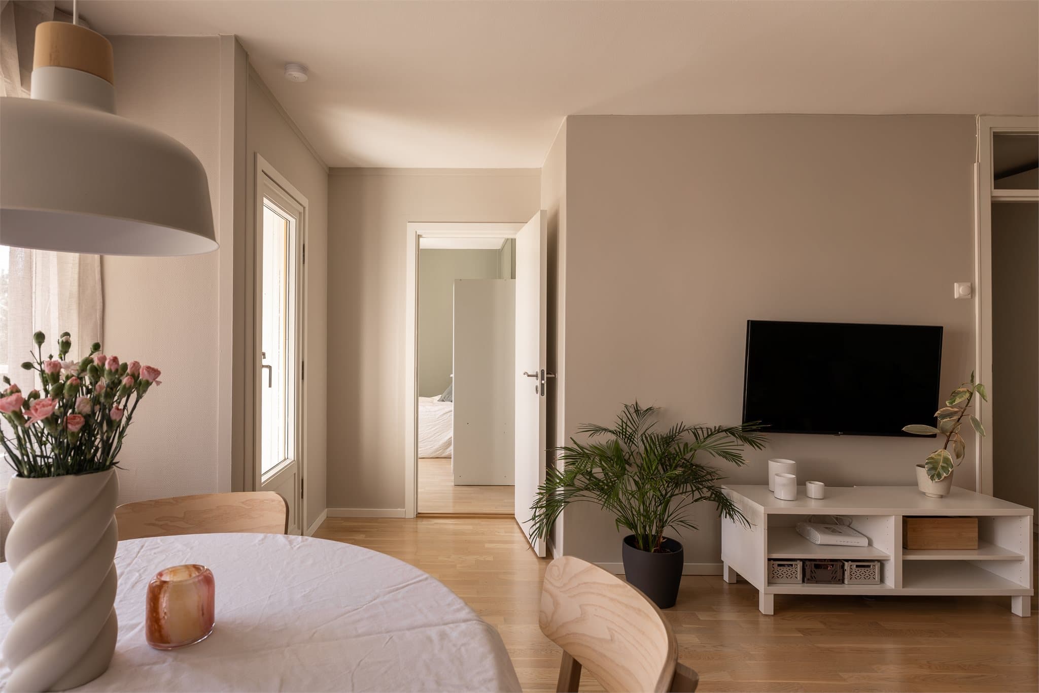 Den åpne løsningen gir en god romfølelse. Takhøyden er målt til 2,41 meter.