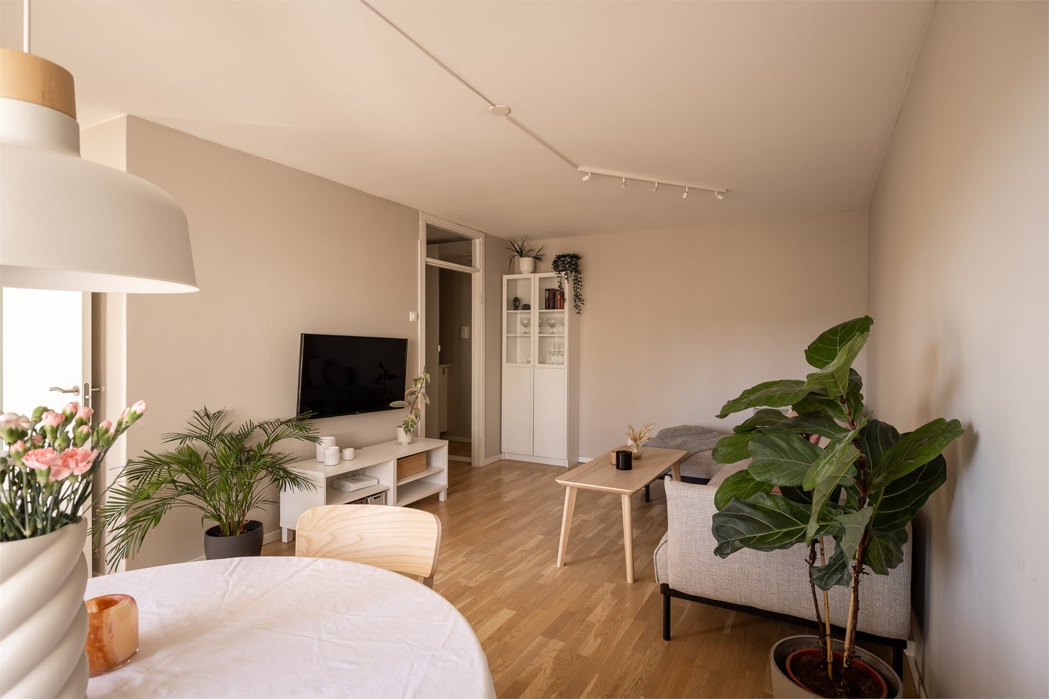 Oppvarming og varmtvann fra borettslagets bergvarmeanlegg er inkludert i felleskostnadene.