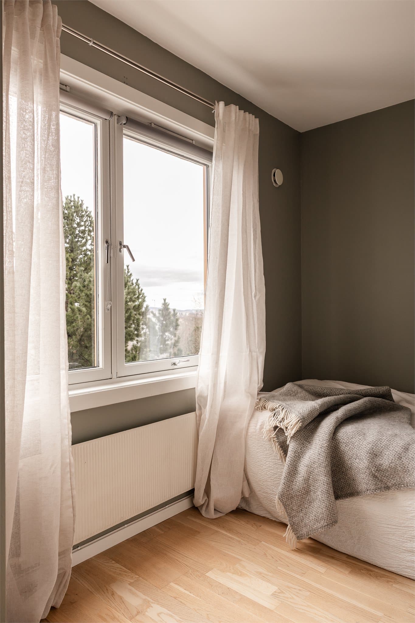 Leiligheten har to romslige soverom. Dette rommet egner seg godt som barnerom, gjesterom eller kontor.