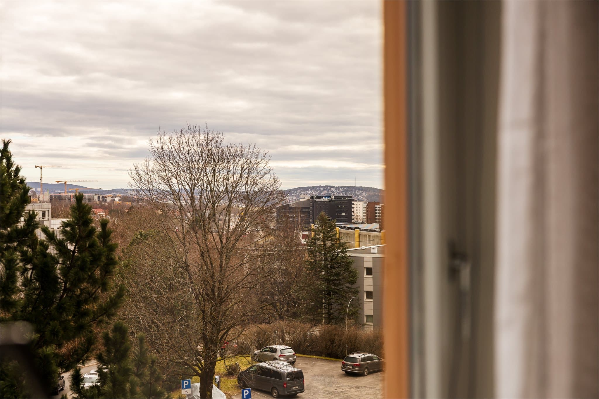 Fra leiligheten er det kort gangavstand til Nydalen med Handelshøyskolen BI, T-bane og et rikt servicetilbud.