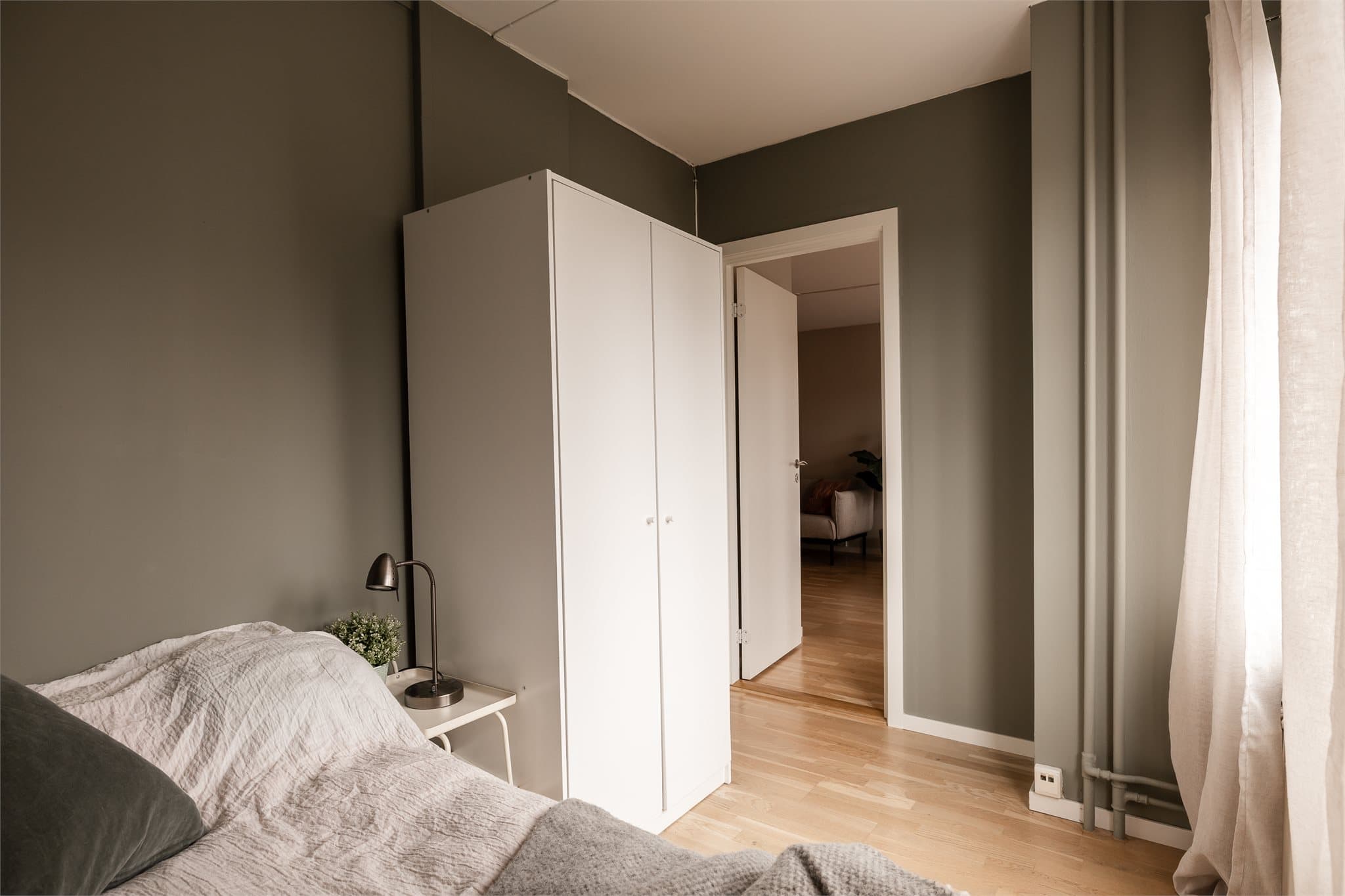 Rommet tilbyr god plass til seng og garderobeskap, med praktisk oppbevaring for klær og personlige eiendeler.