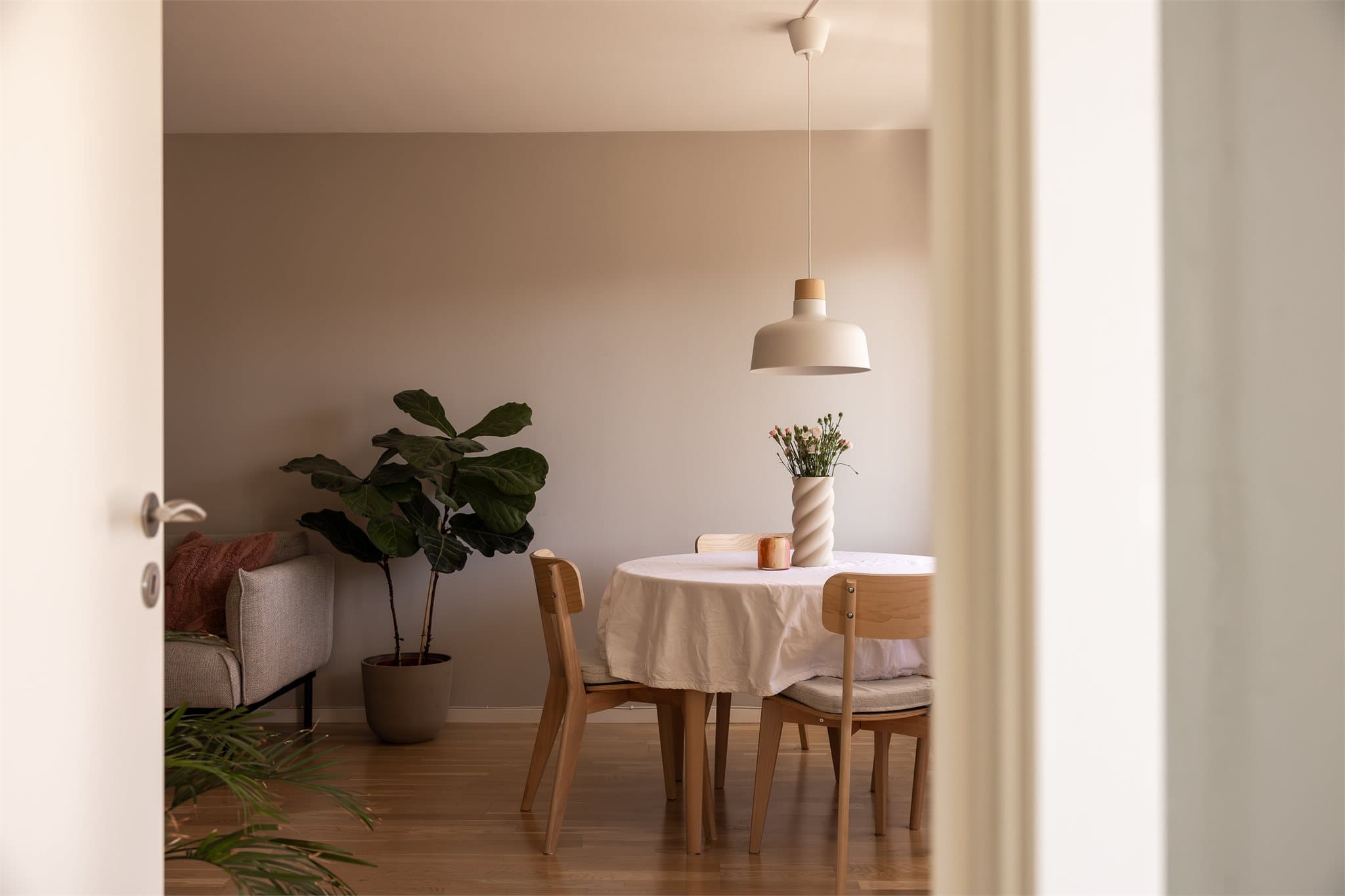 Gjennomgående parkett i alle oppholdsrom fra 2016.