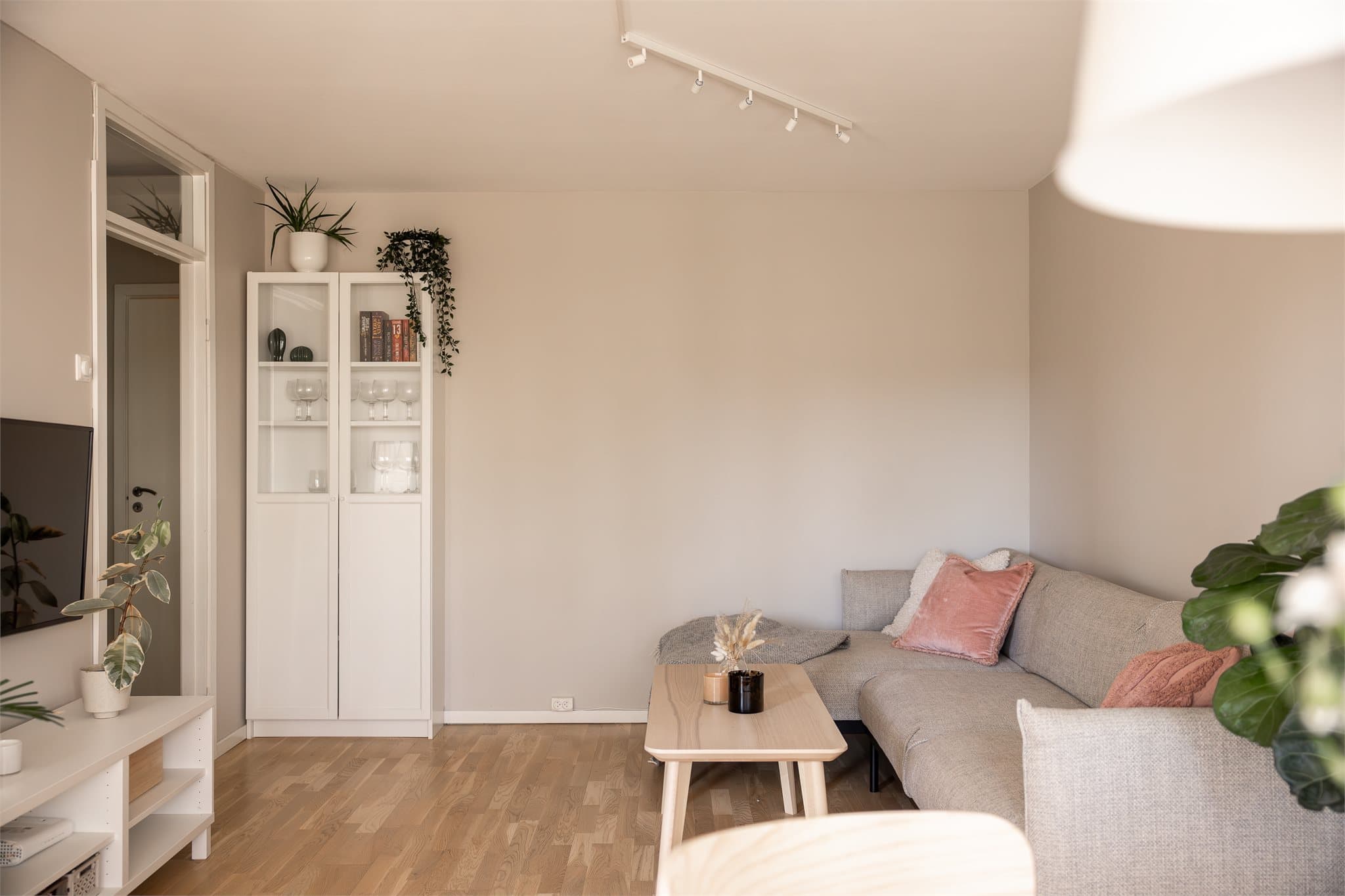 I 2025 ble veggene profesjonelt helsparklet og malt, noe som gir en gjennomført og pen finish.