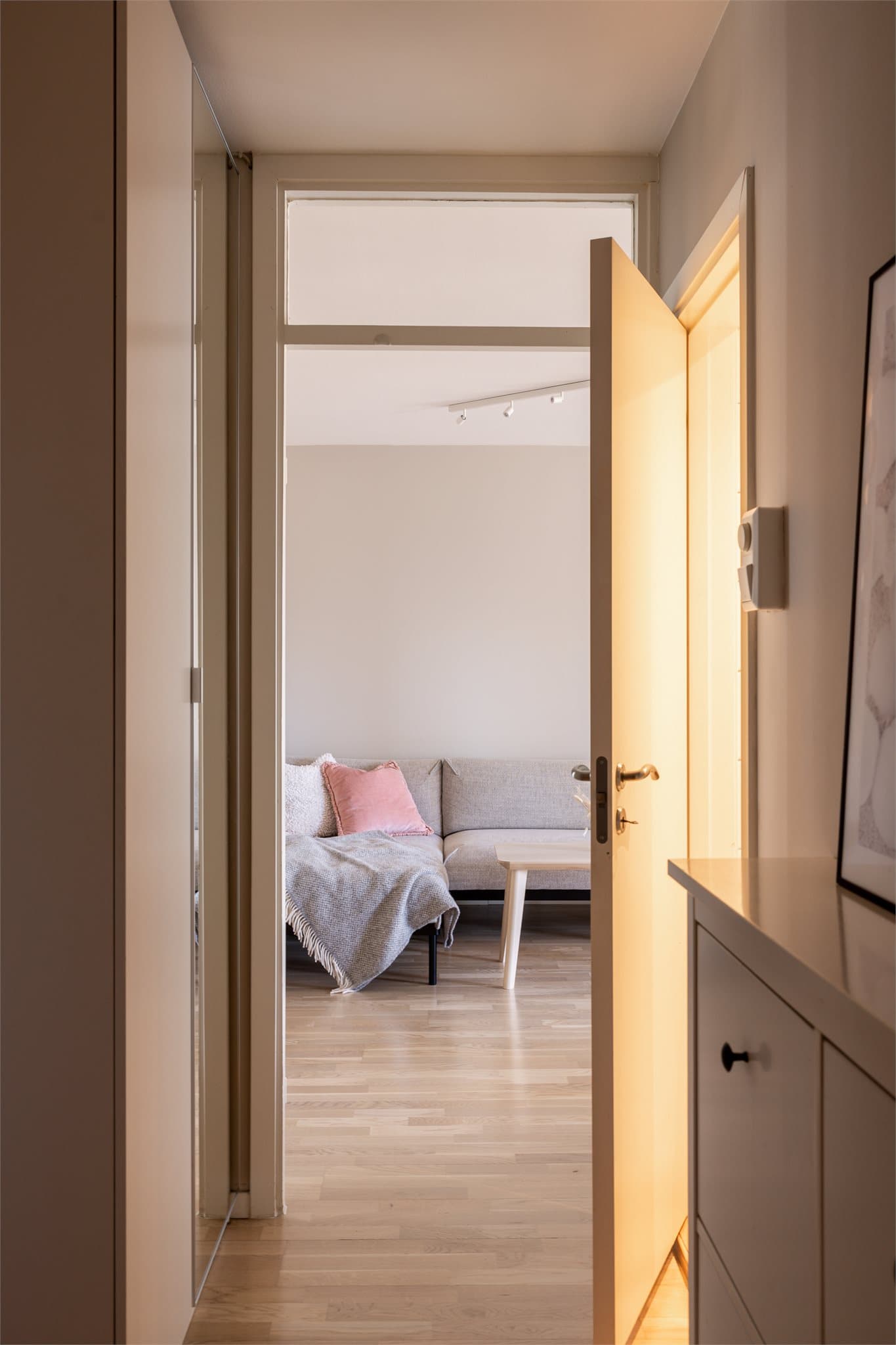 Velkommen inn! Fra entréen får du et fint blikk inn mot stuen.