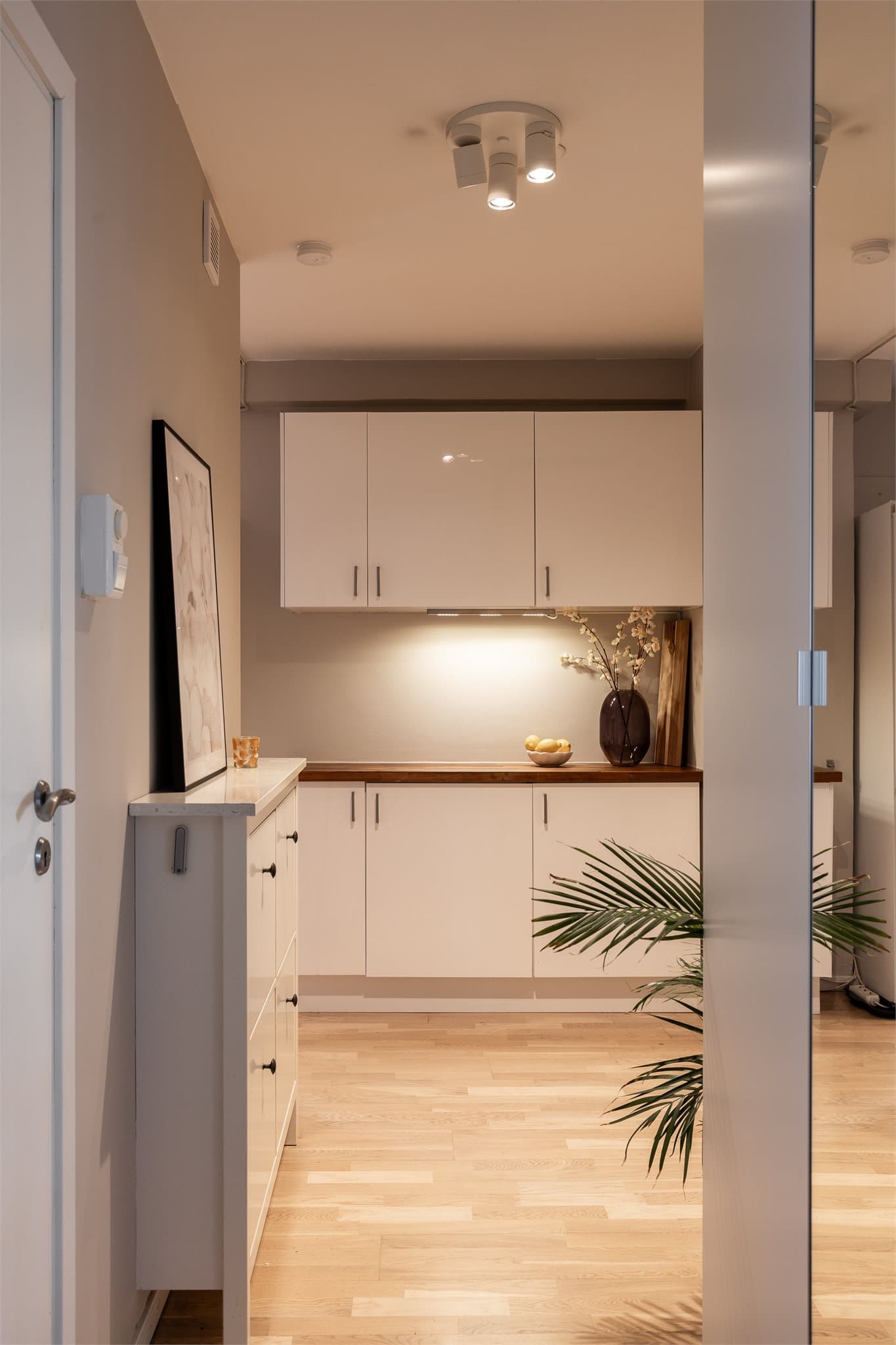 I 2025 ble en tidligere glassvegg mot kjøkkenet erstattet med en ny, isolert vegg for bedre lyd- og varmeisolasjon.