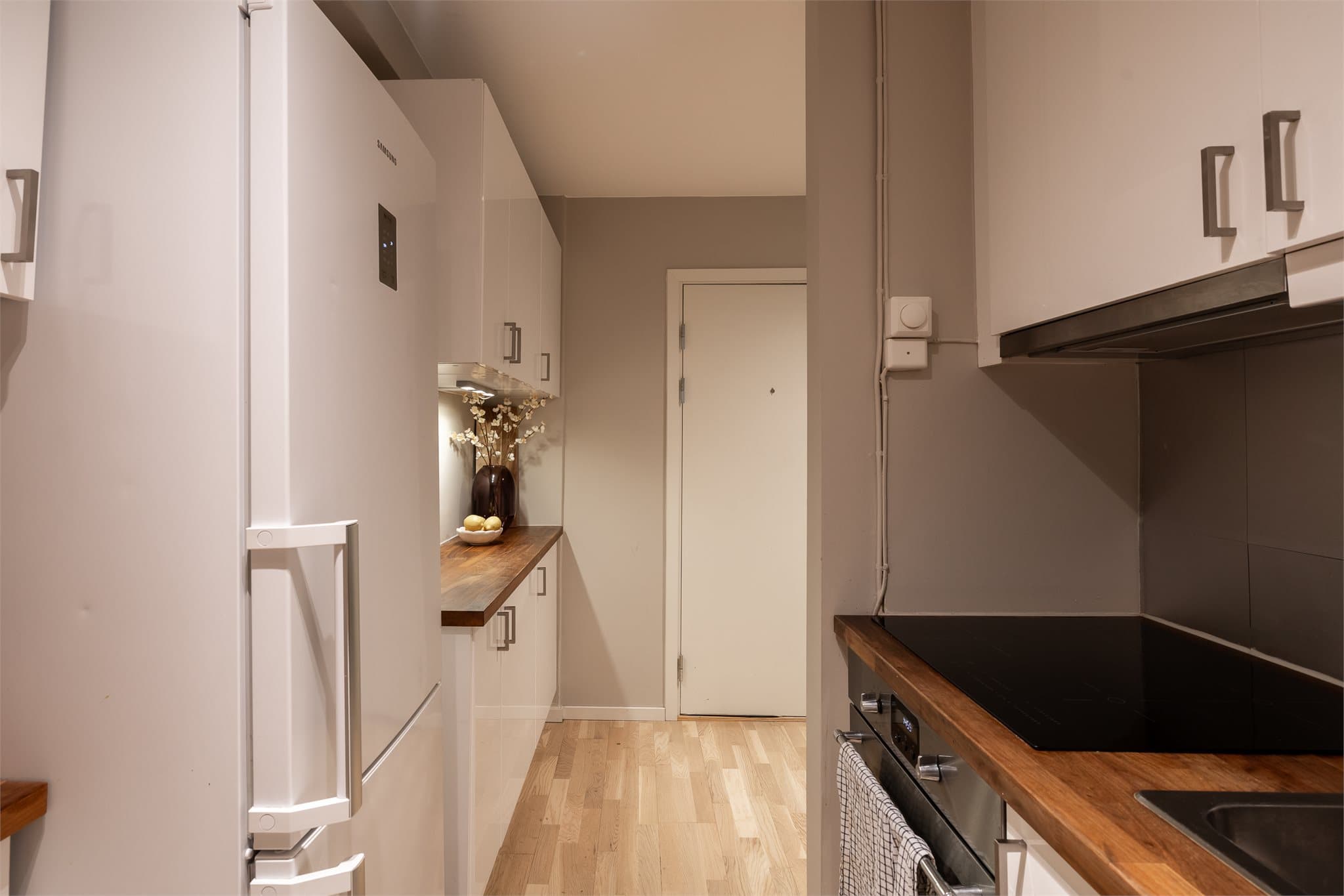 Kjøkkenet er praktisk innredet med glatte fronter og gode arbeidsflater.