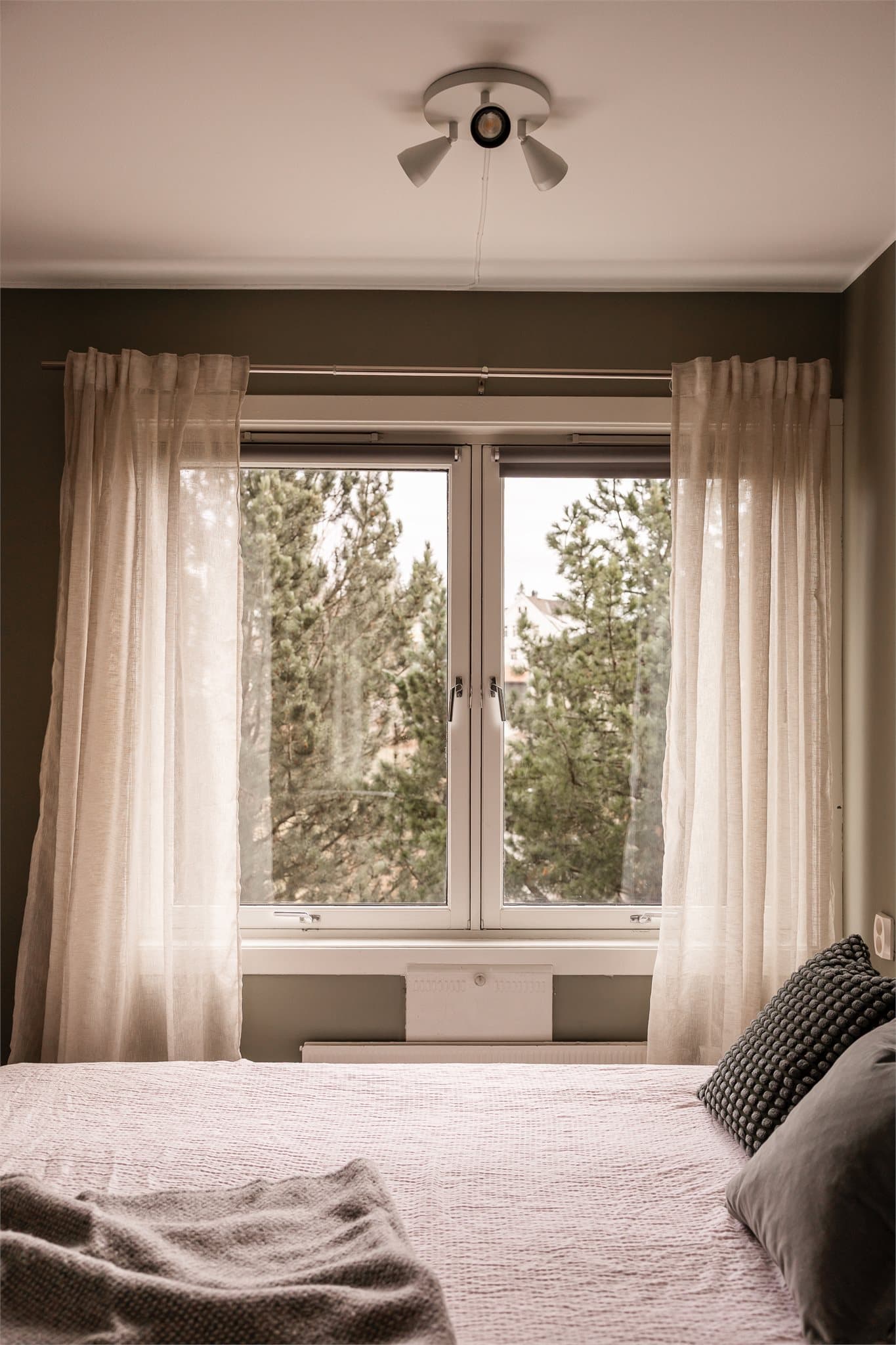 Rommet ble profesjonelt pusset opp i 2025 med helsparklede og malte vegger.