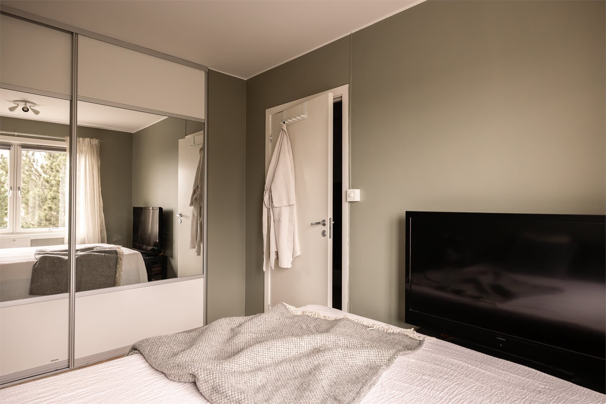 Skyvedørsgarderoben gir rikelig med oppbevaring og har praktiske speilfronter.