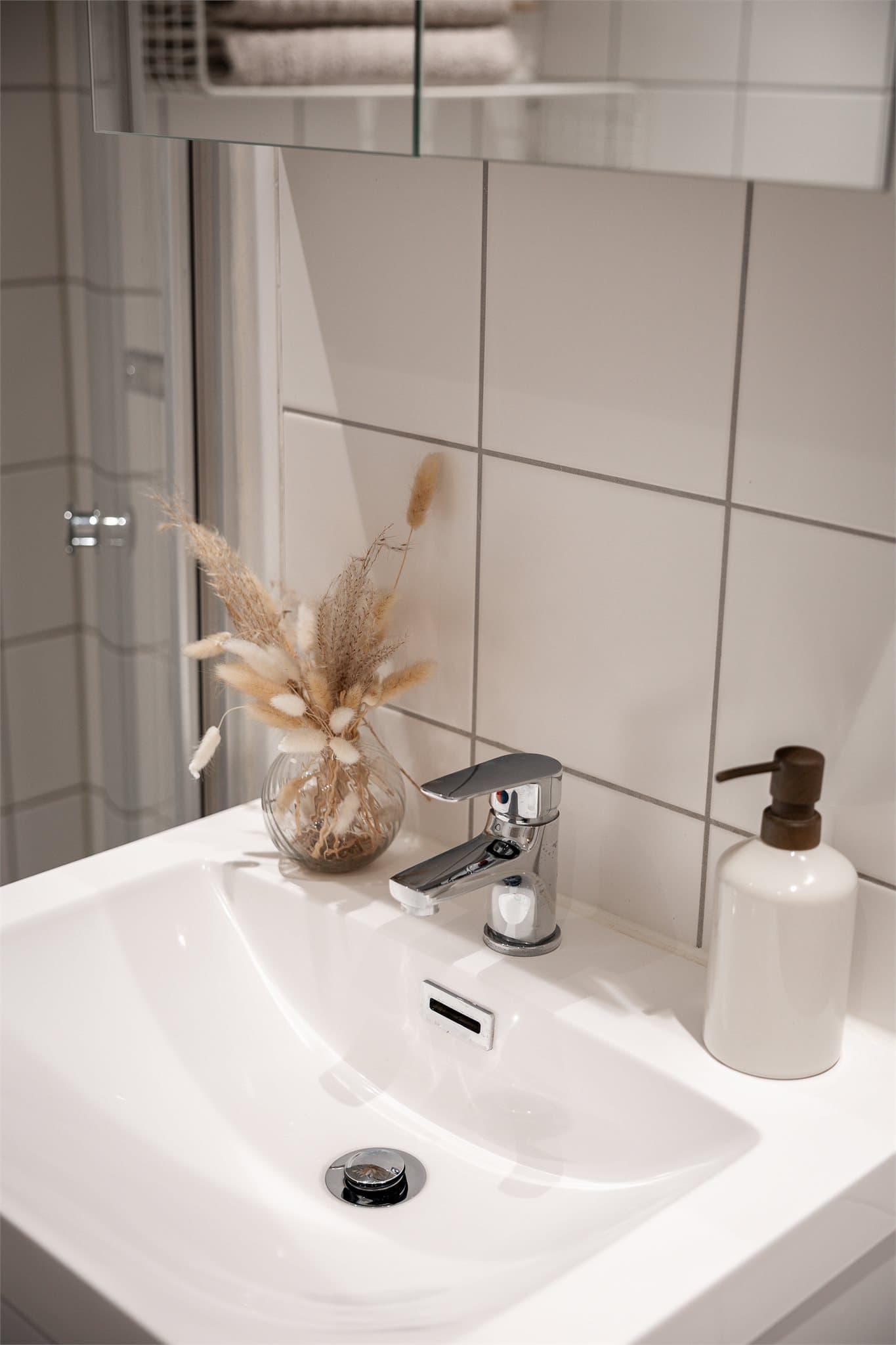 Innredning med nedfelt servant og speilskap for oppbevaring.