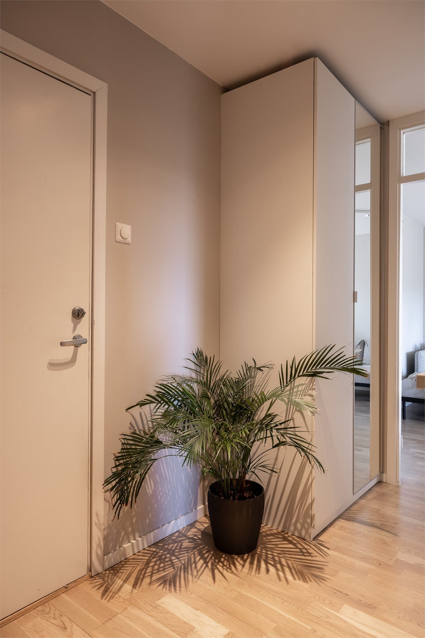 En romslig skyvedørsgarderobe med speilfronter gir rikelig med oppbevaringsplass i gangen.