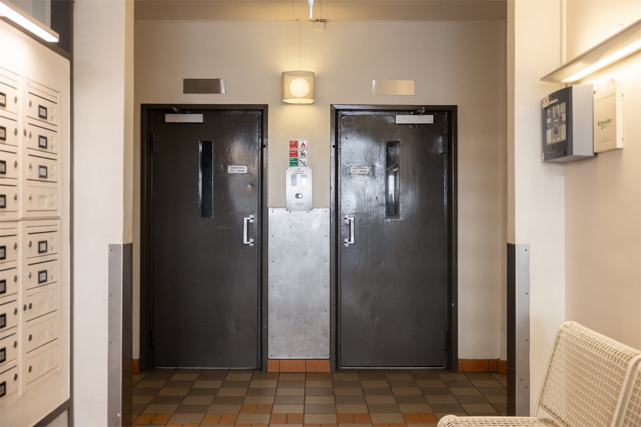 Bygget har heis som gir enkel og trinnfri adkomst til leiligheten. Heisene ble oppgradert i 2010.