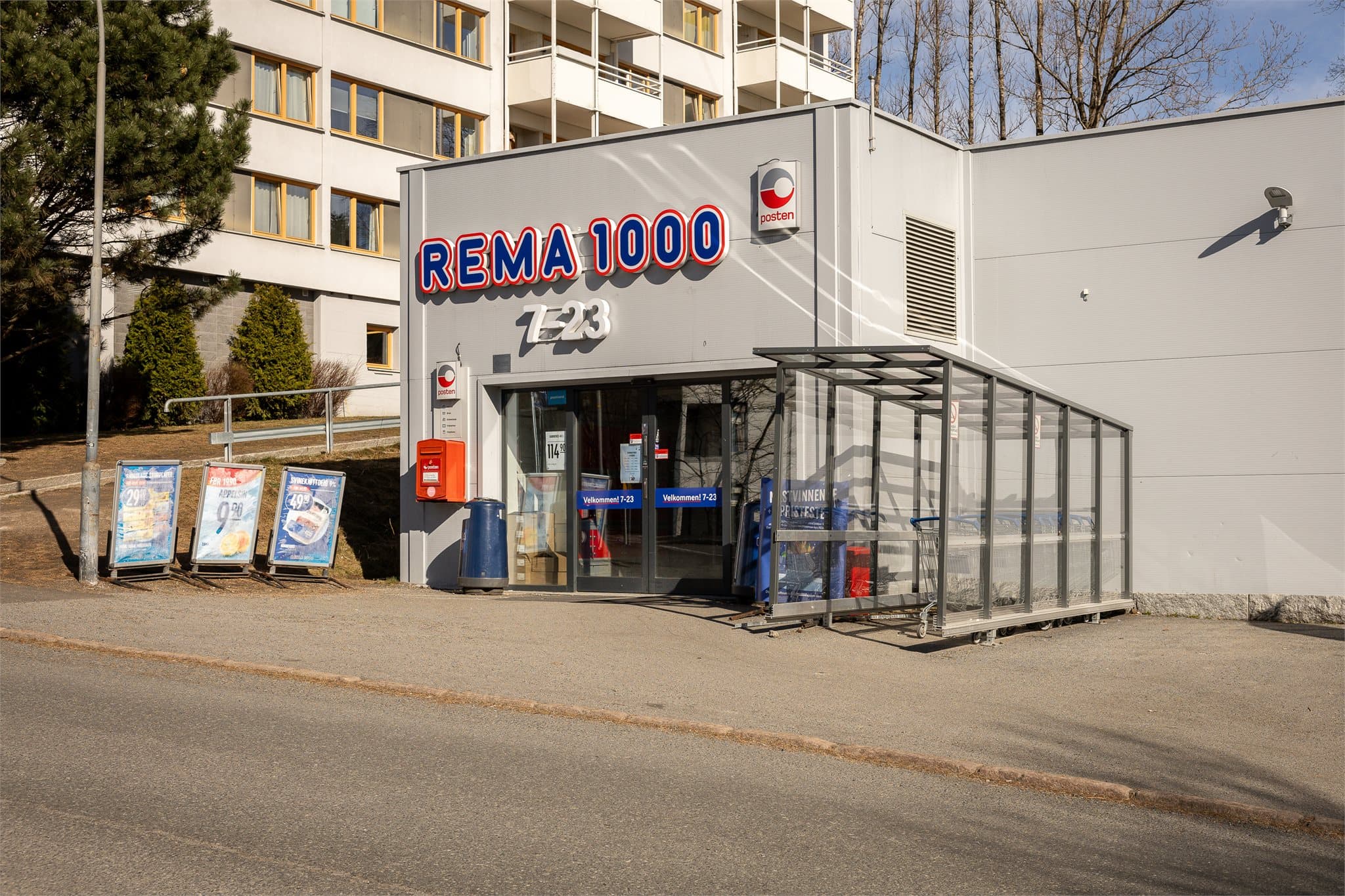 Nærmeste dagligvare er REMA 1000 med Post i butikk, som ligger kun ett minutts gange fra boligen.