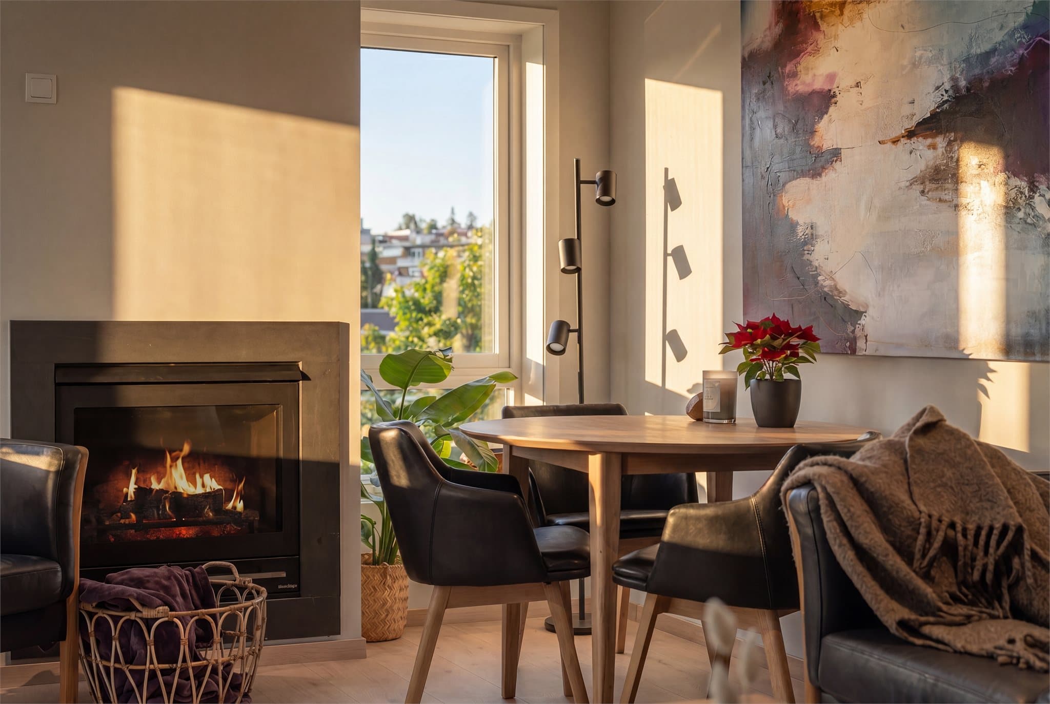 God plass til møblering med både spisebord og sofa
