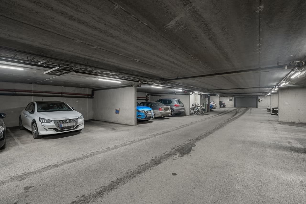 Det disponeres egen garasjeplass med lader. Praktisk adkomst med heis