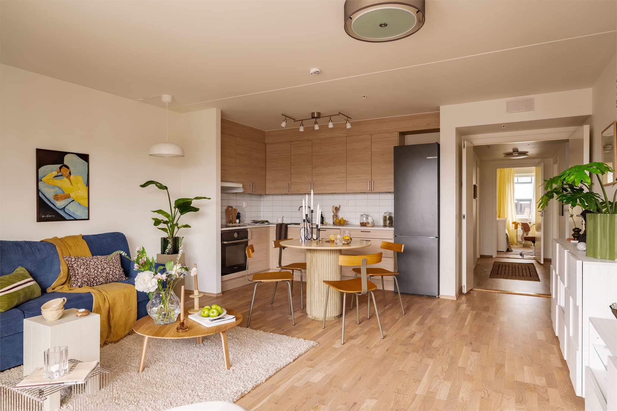 Et sosialt og innbydende oppholdsrom med plass til både sofagruppe og spiseplass.