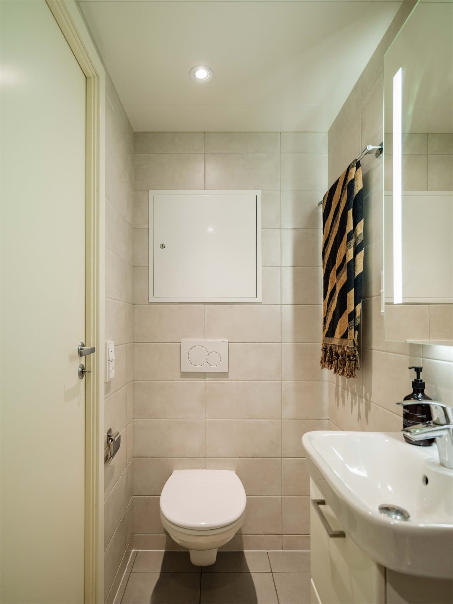 Badet har varme i gulvet og downlights i tak.