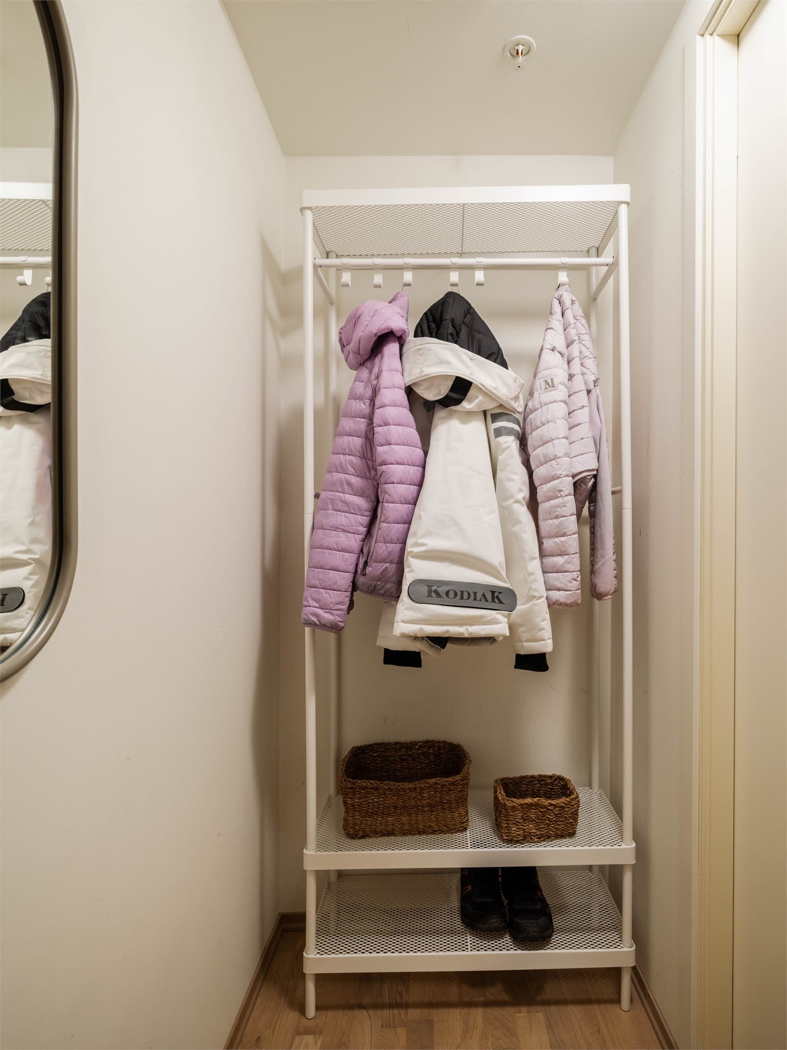 Leiligheten har balansert ventilasjon med individuell styring. Eget ventilasjonsanlegg er plassert under taket i boden.