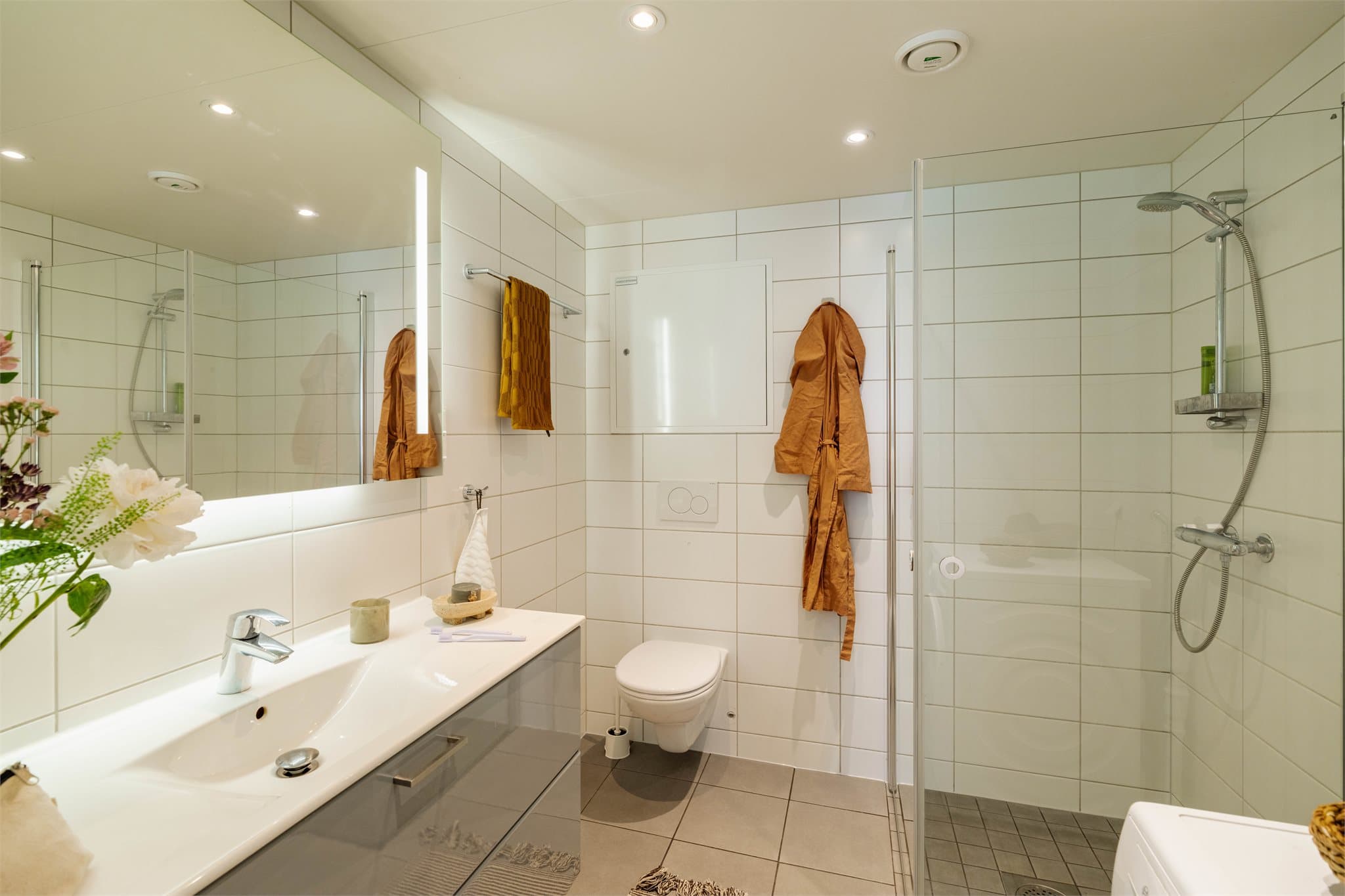 Badet er lyst og delikat med deilig varme i gulvet.