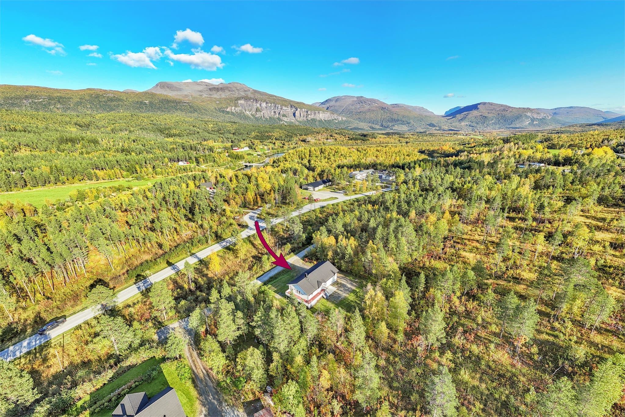 Eiendommen ligger fint til med naturskjønn beliggenhet, men likevel kort unna Setermoens fasiliteter.