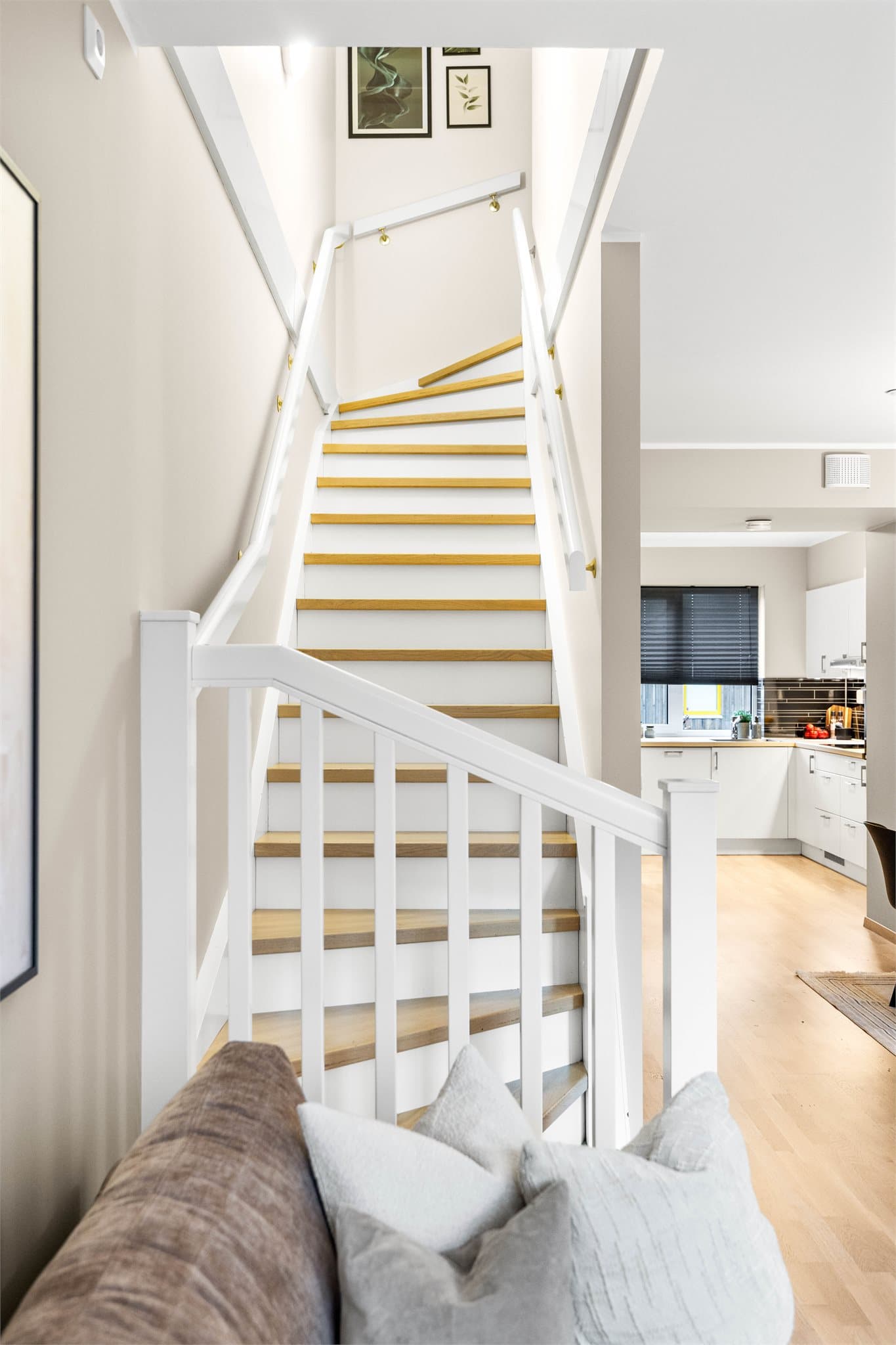 Den lukkede tretrappen binder de tre etasjene sammen på en elegant måte. Hele første etasje er nymalt i fargen Sand fra Jotun
