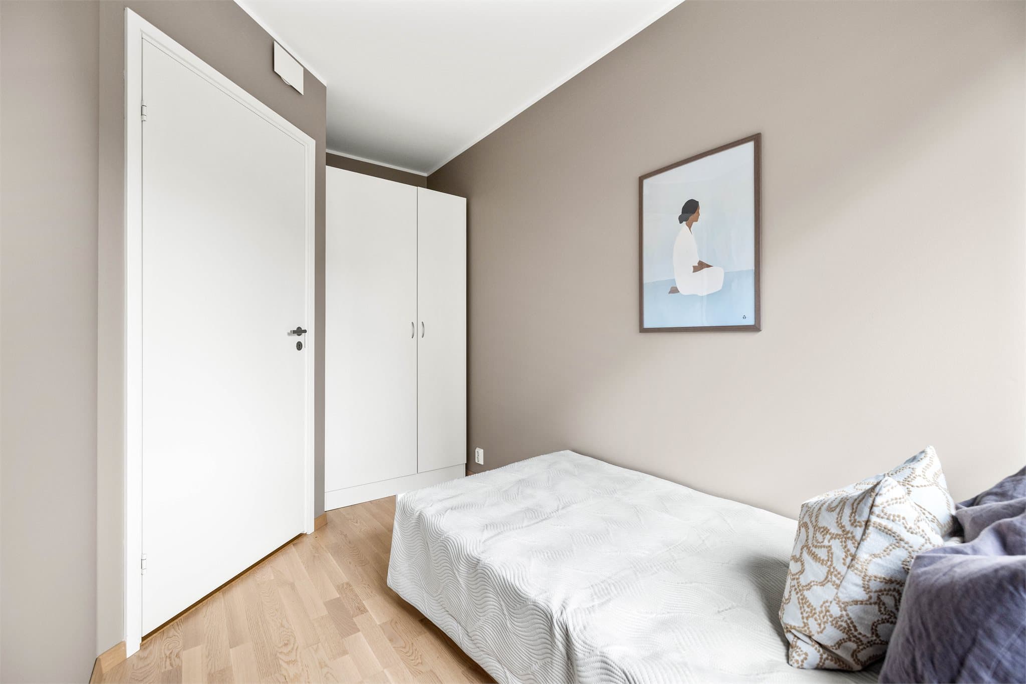 Alle soverommene har laminatgulv og radiator for oppvarming.