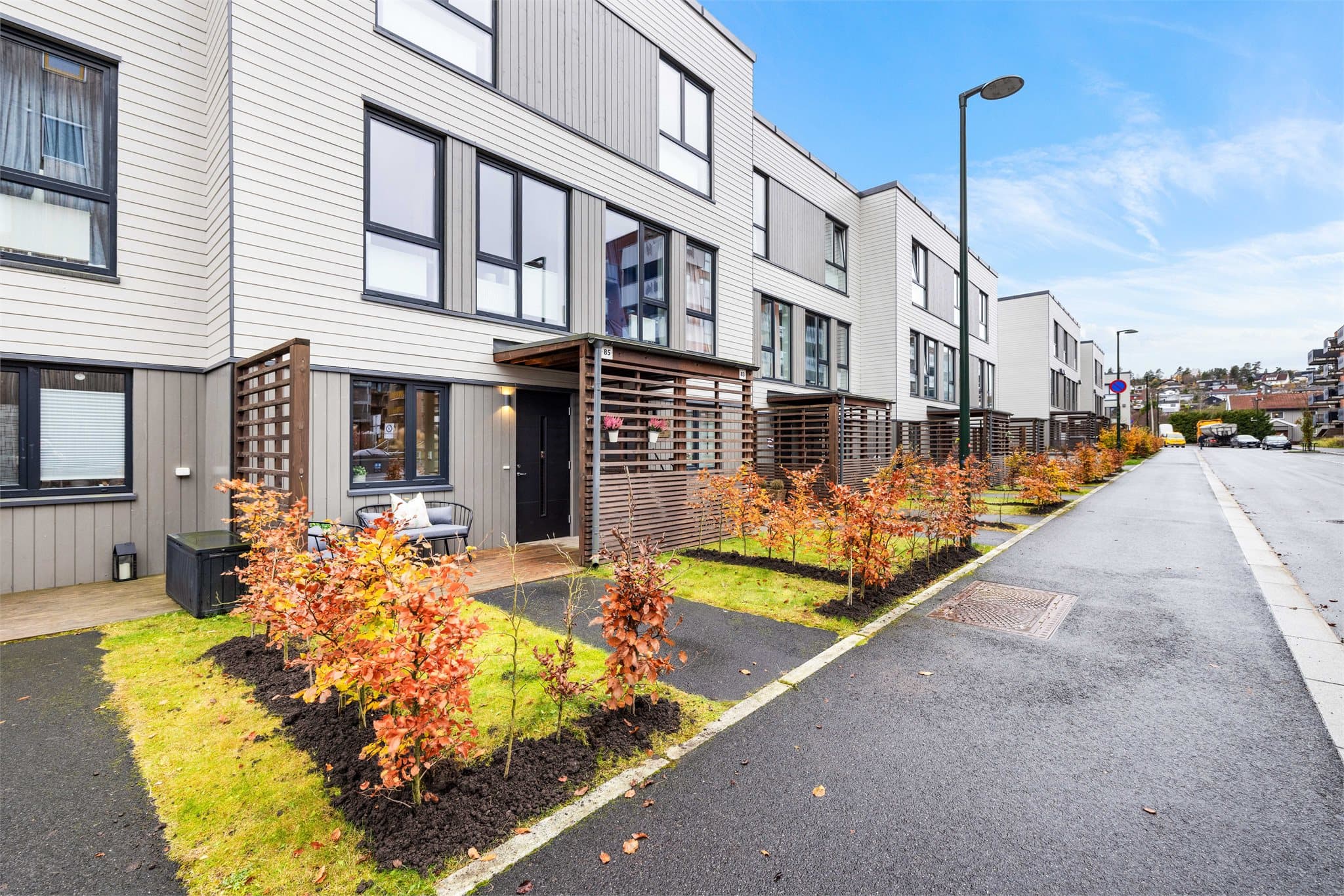 Boligen er en del av et rolig og familievennlig nabolag med enhetlig bebyggelse.