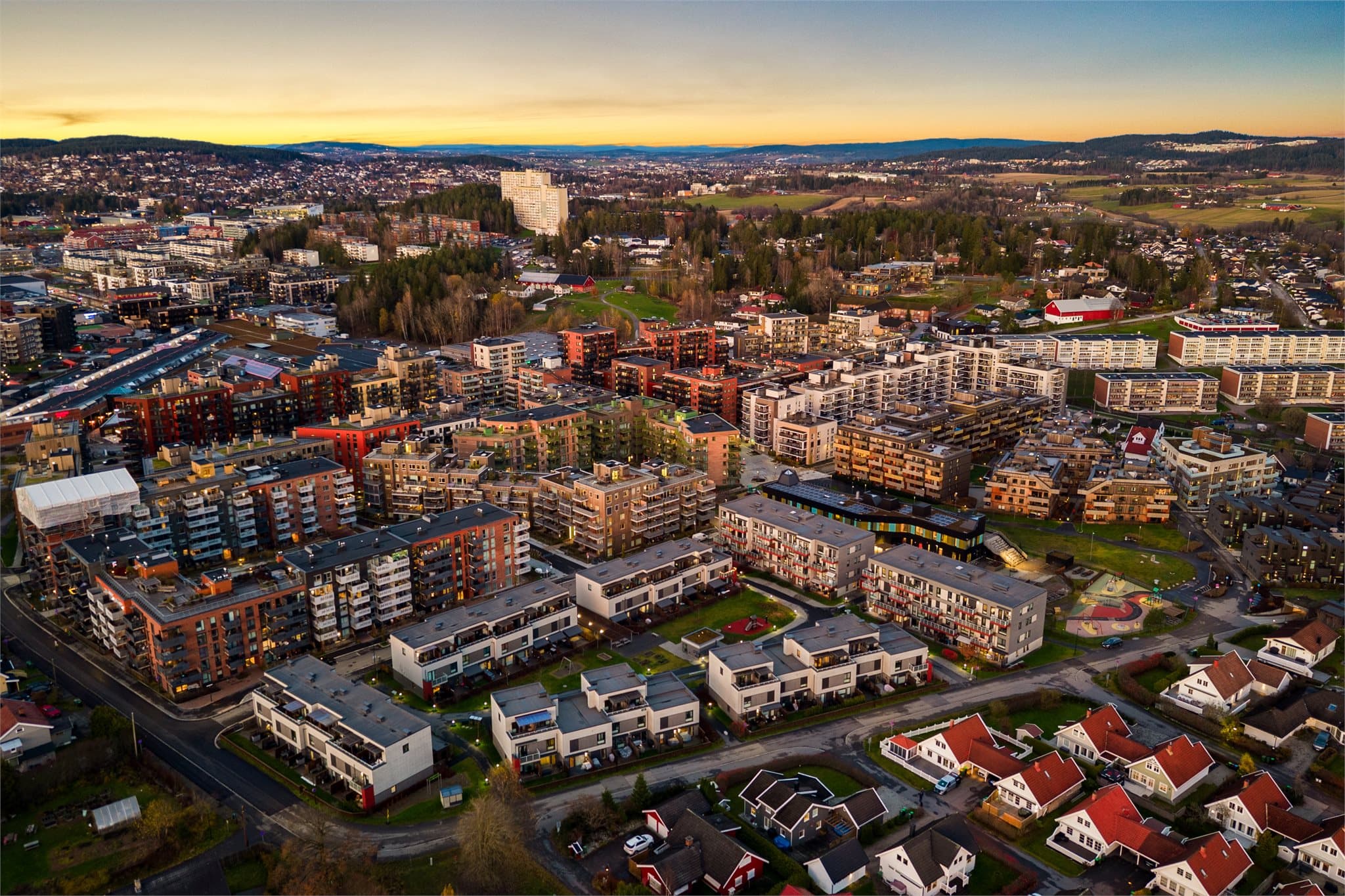 Området byr på gode turmuligheter med kort vei til marka, turveier og skiløyper.