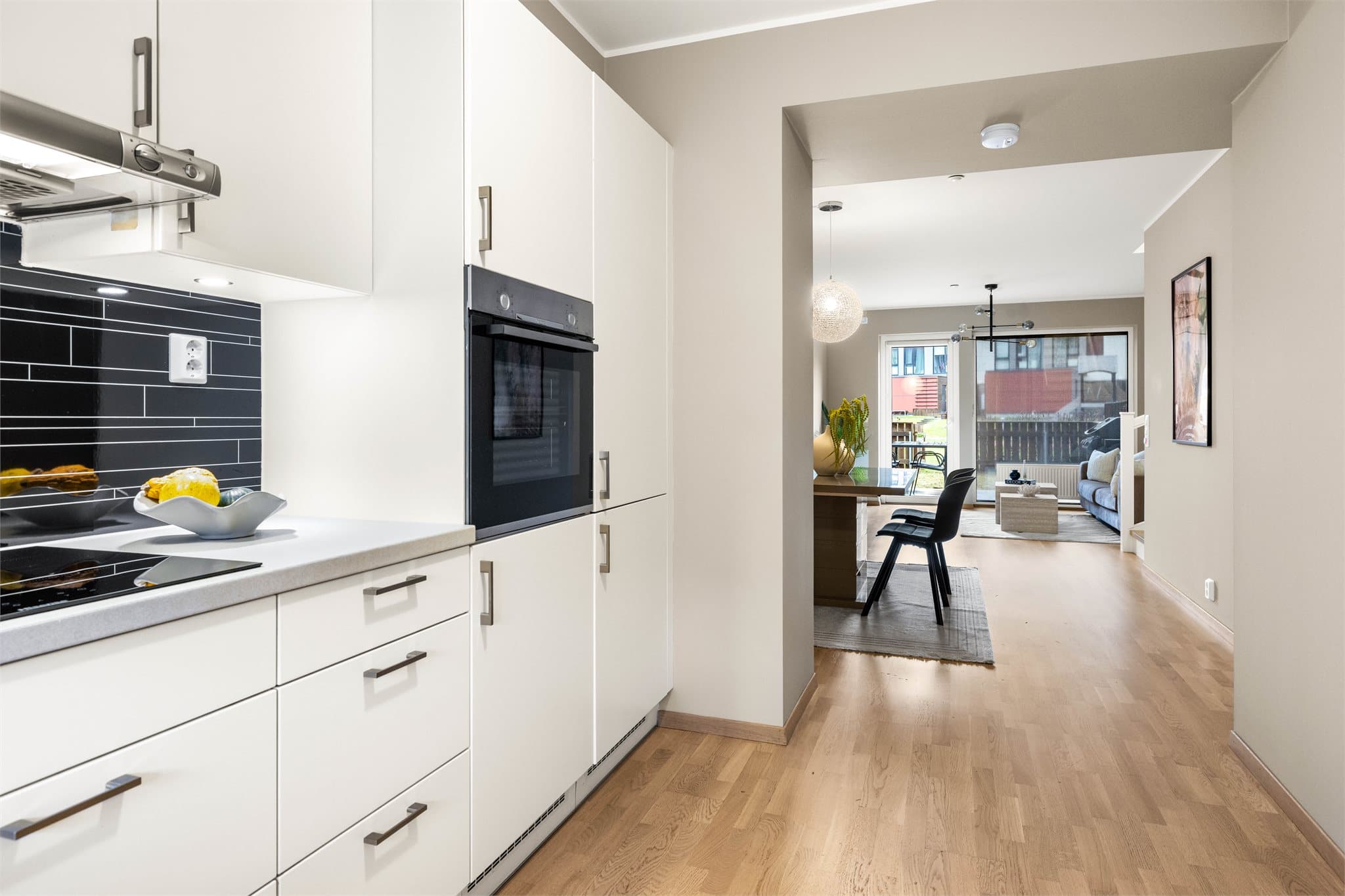 Fra kjøkkenet er det en åpen og naturlig overgang til spise- og stuedelen.