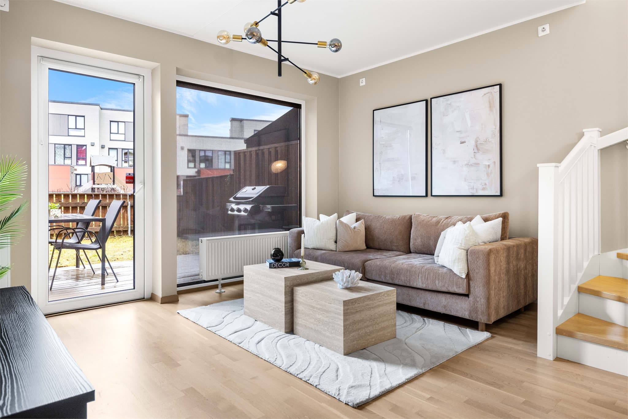 Fra stuen er det direkte utgang til en sørvestvendt terrasse og hage.