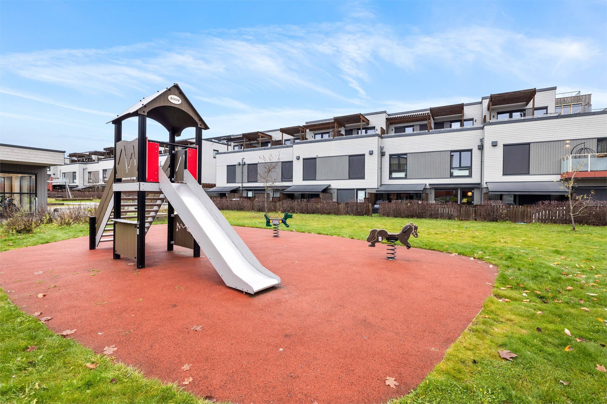 De grønne fellesarealene er pent opparbeidet og godt vedlikeholdt.