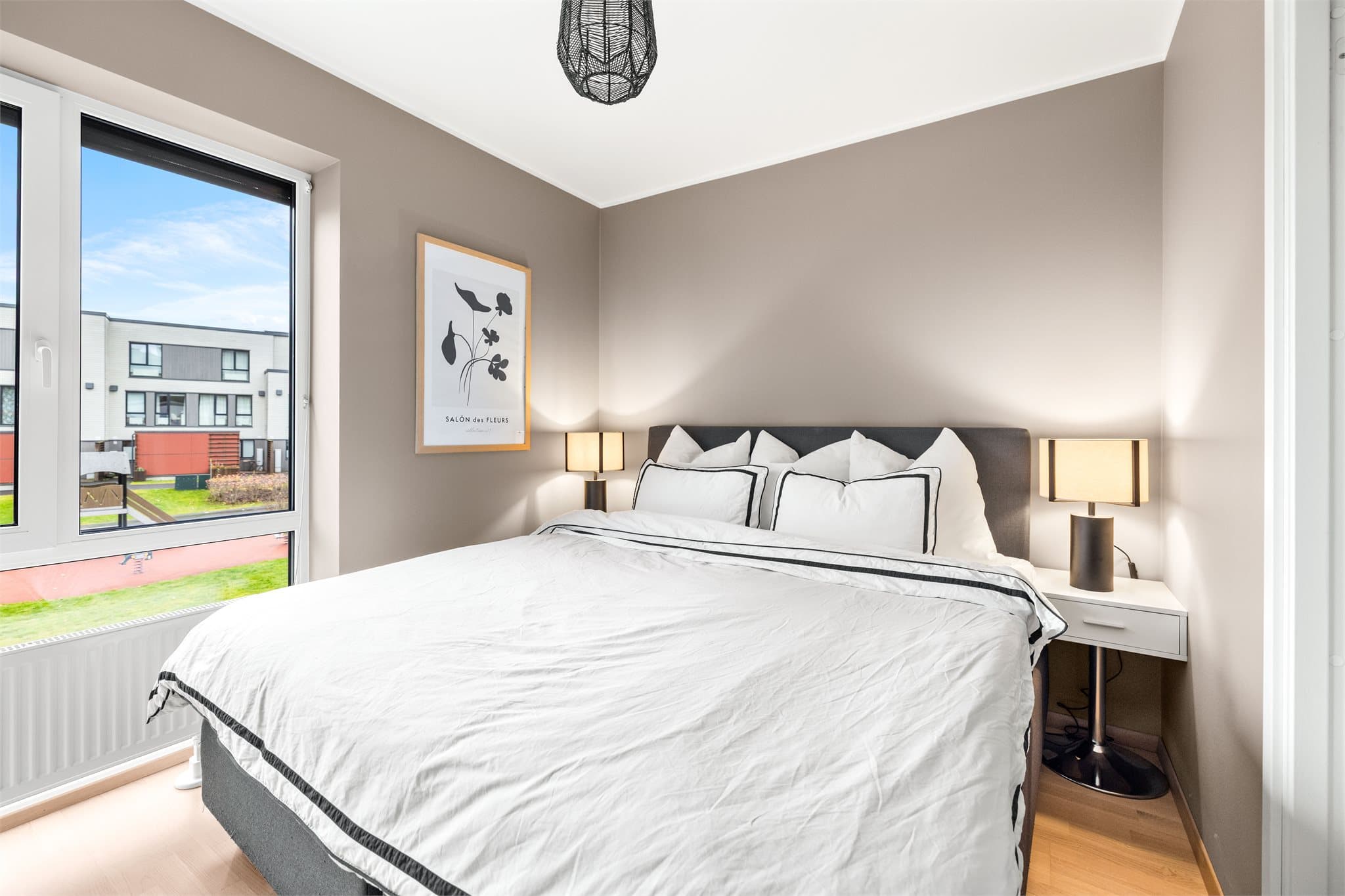 Et av de tre soverommene i andre etasje, med god plass til dobbeltseng.