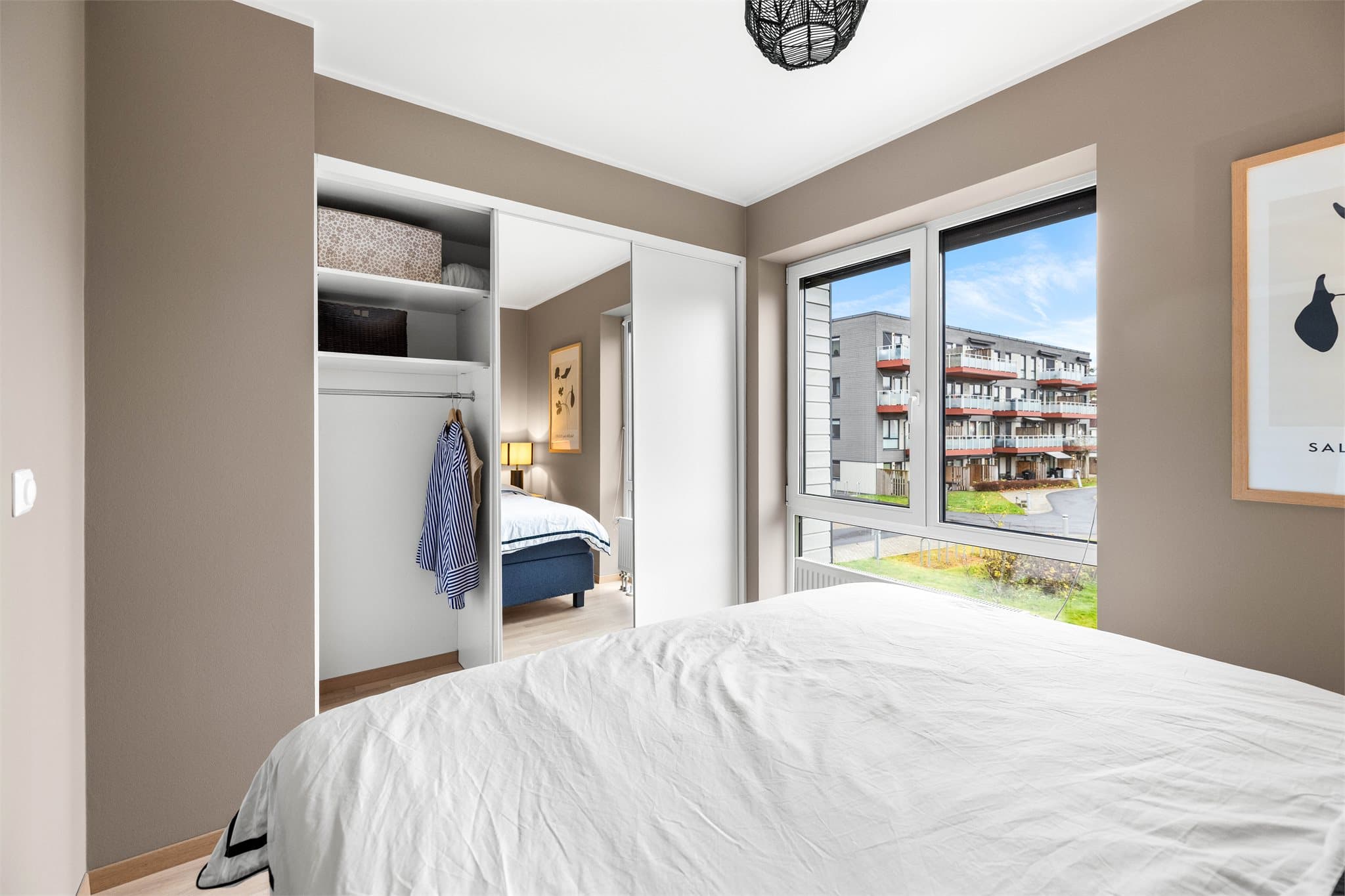 Rommet har en praktisk skyvedørsgarderobe for effektiv oppbevaring.