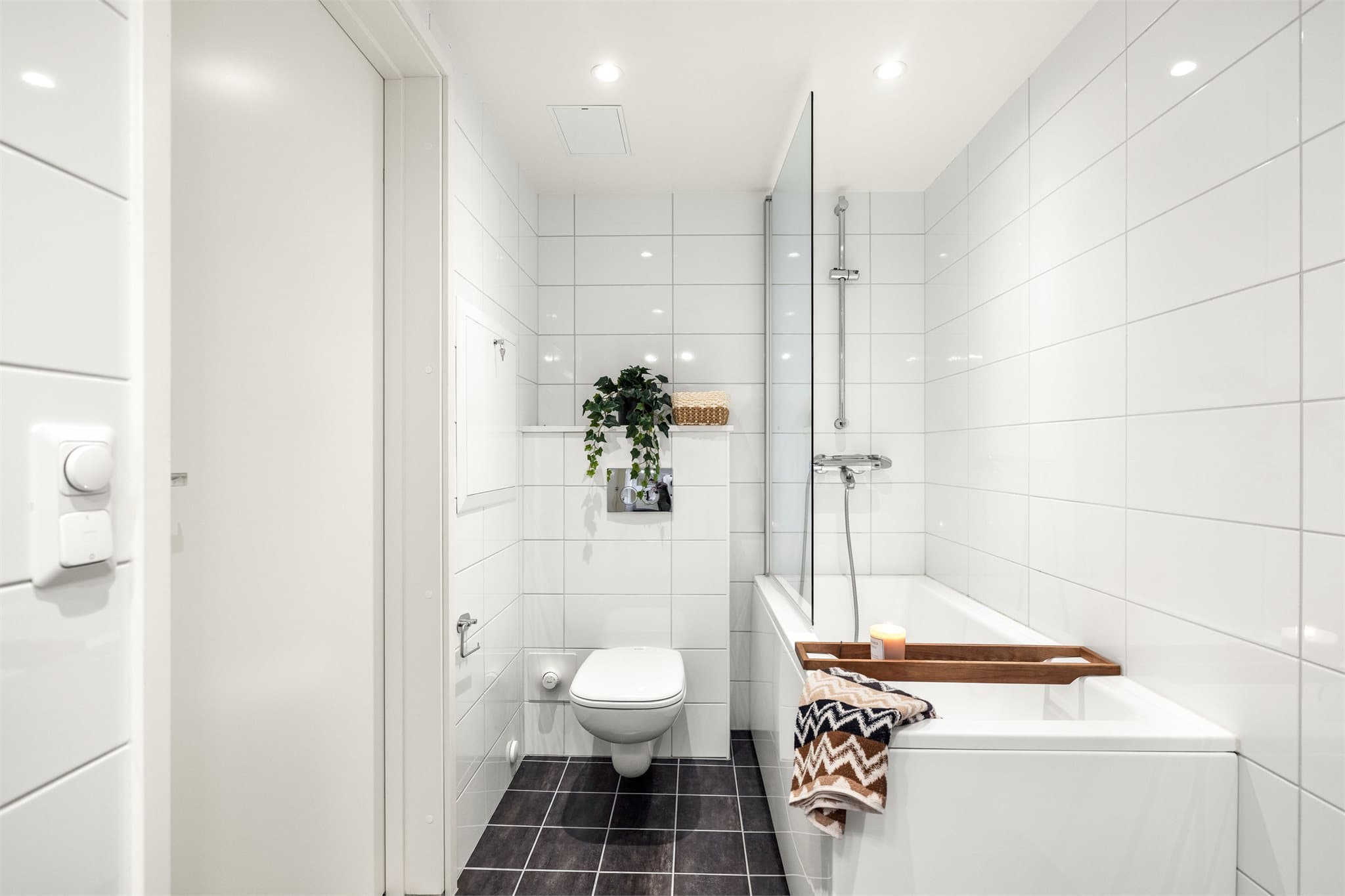 Her er det komfortabel gulvvarme og downlights i taket.