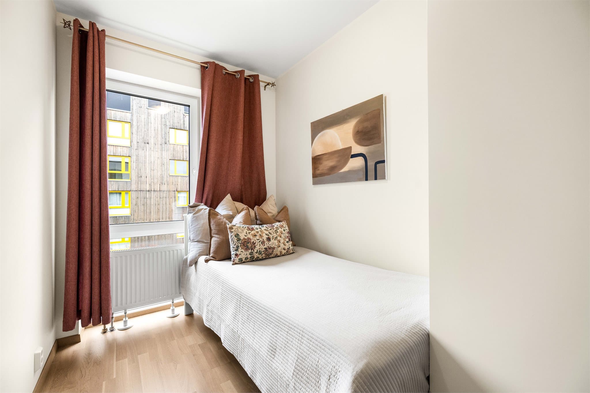 Det tredje soverommet i andre etasje har plass til seng og garderobeløsning.