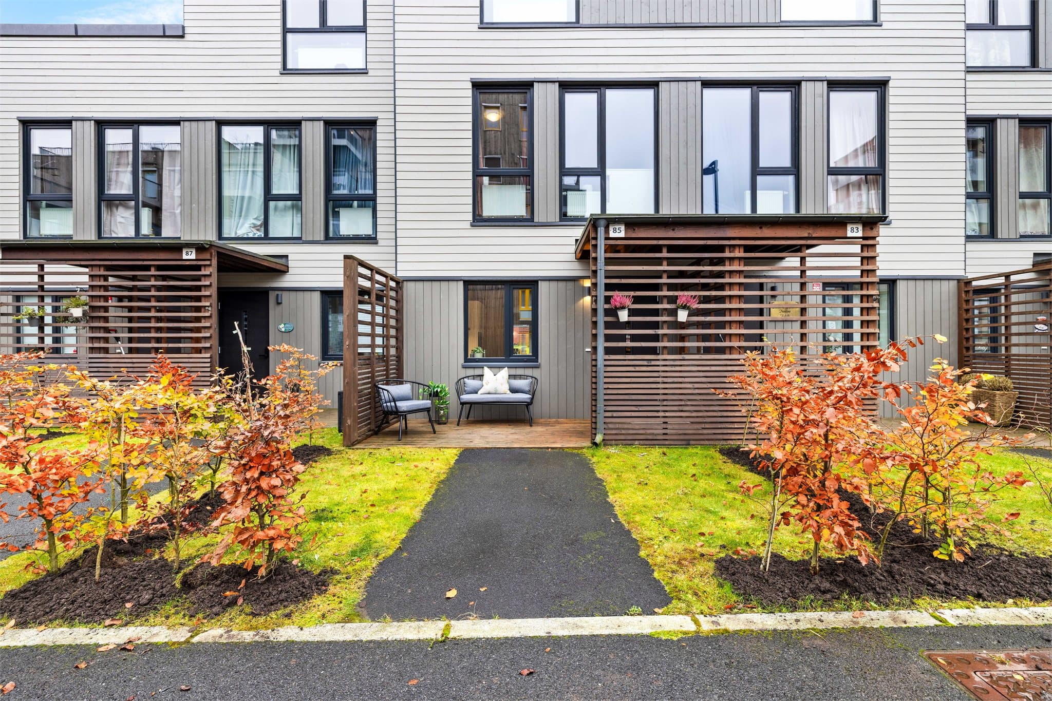 Hver enhet har en innbydende og skjermet inngangssone med egen forhage.