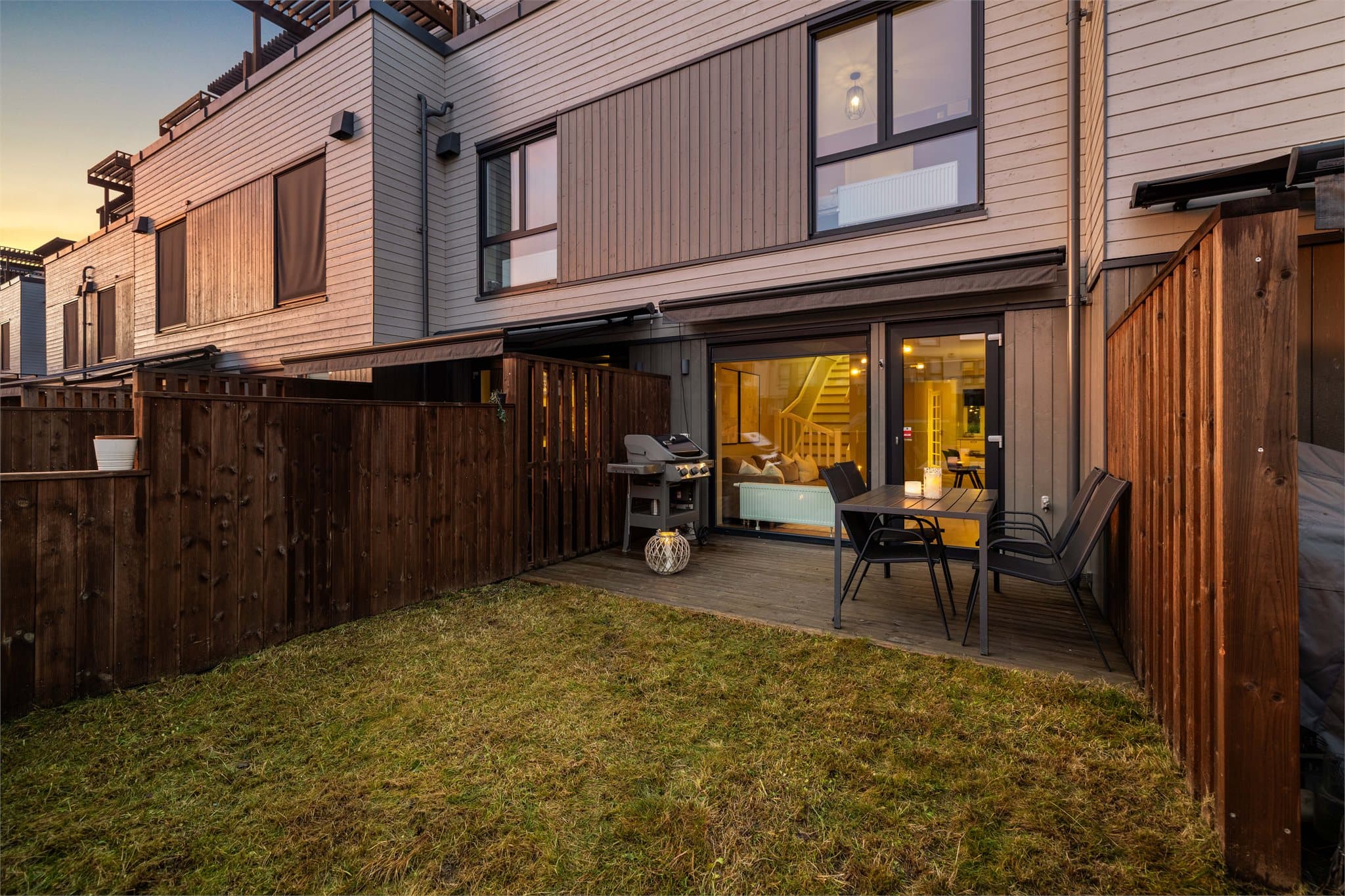 Uteplassen i 1. etasje er skjermet og har god plass til både grill og utemøbler.