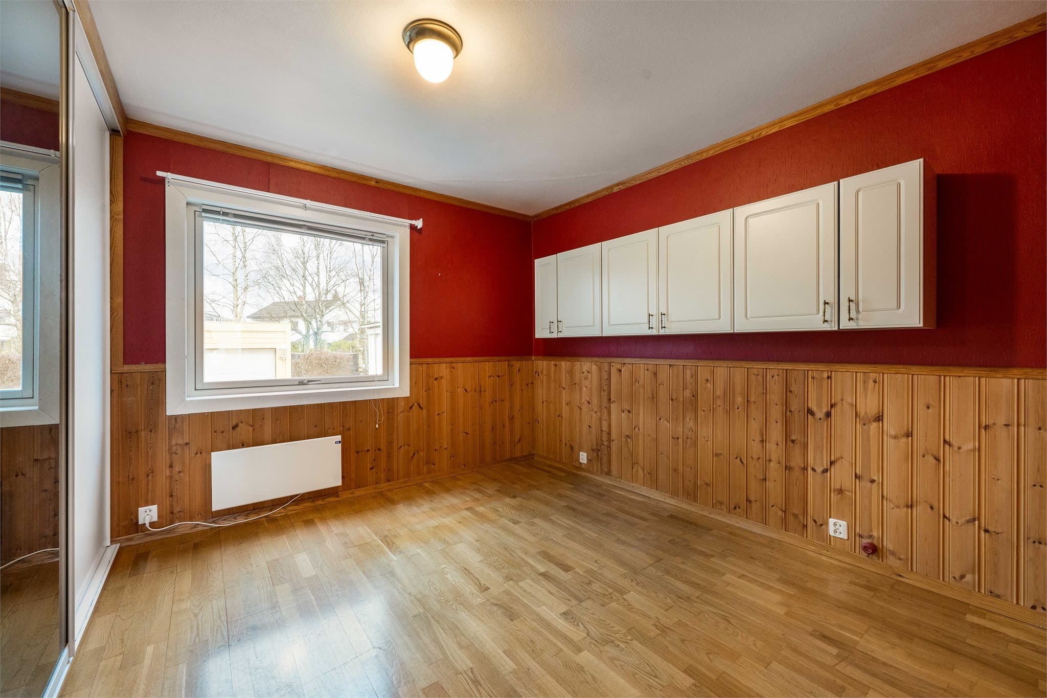 Hovedsoverommet har god plass til dobbeltseng, nattbord og garderobeskap.