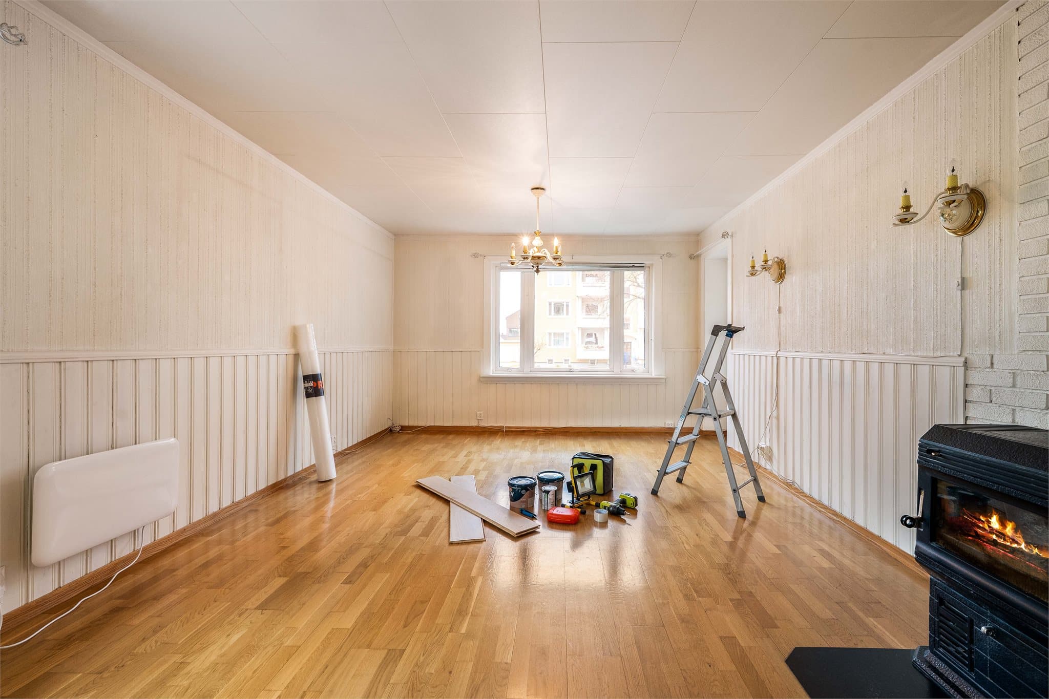 Romslig stue med peis og utgang til balkong.