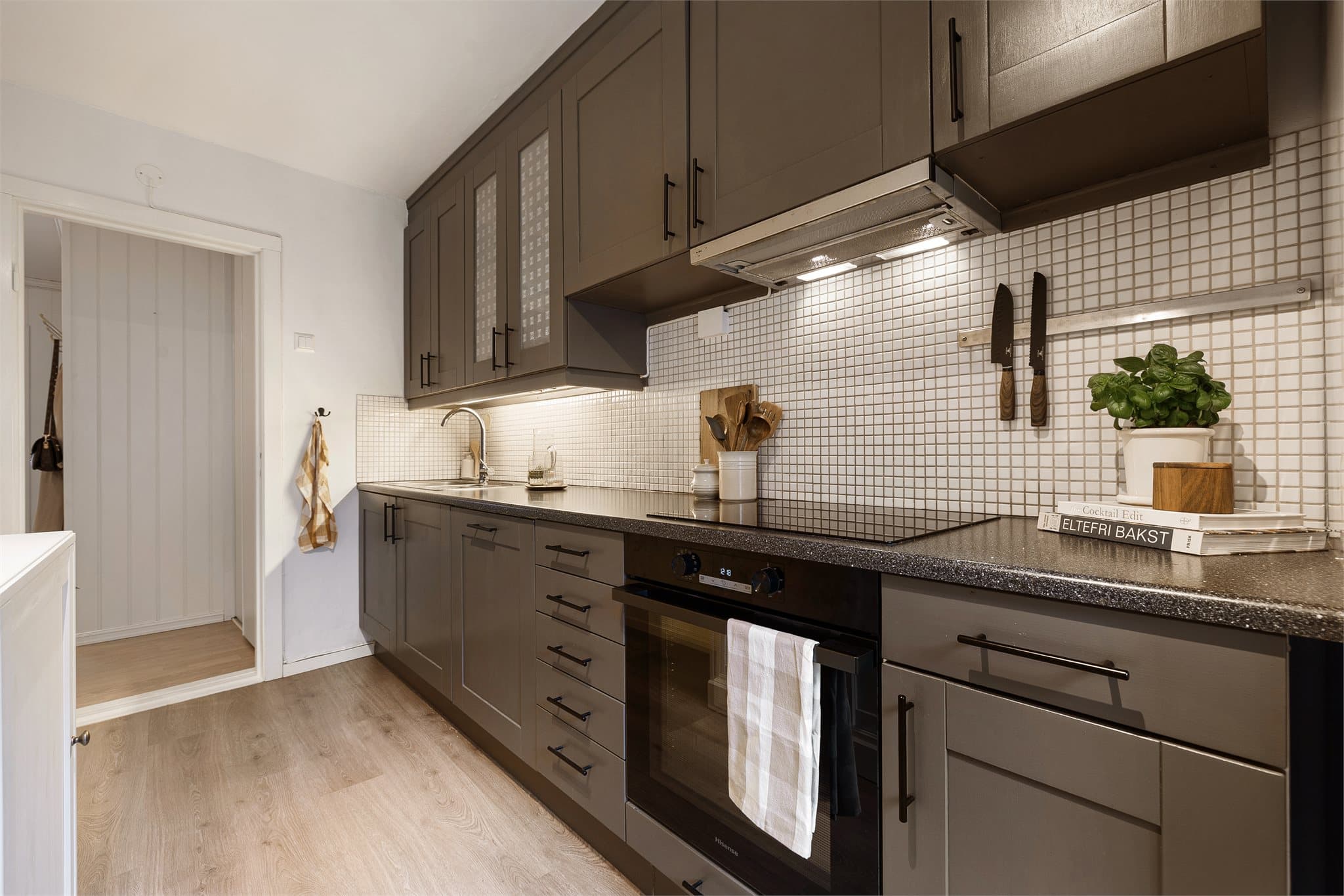 Kjøkkenet er utstyrt med integrert induksjonstopp, stekeovn og oppvaskmaskin. Kjøkkenet ble i 2018 oppgradert med ny benkeplate, nye hvitevarer og malte kjøkkenfronter.