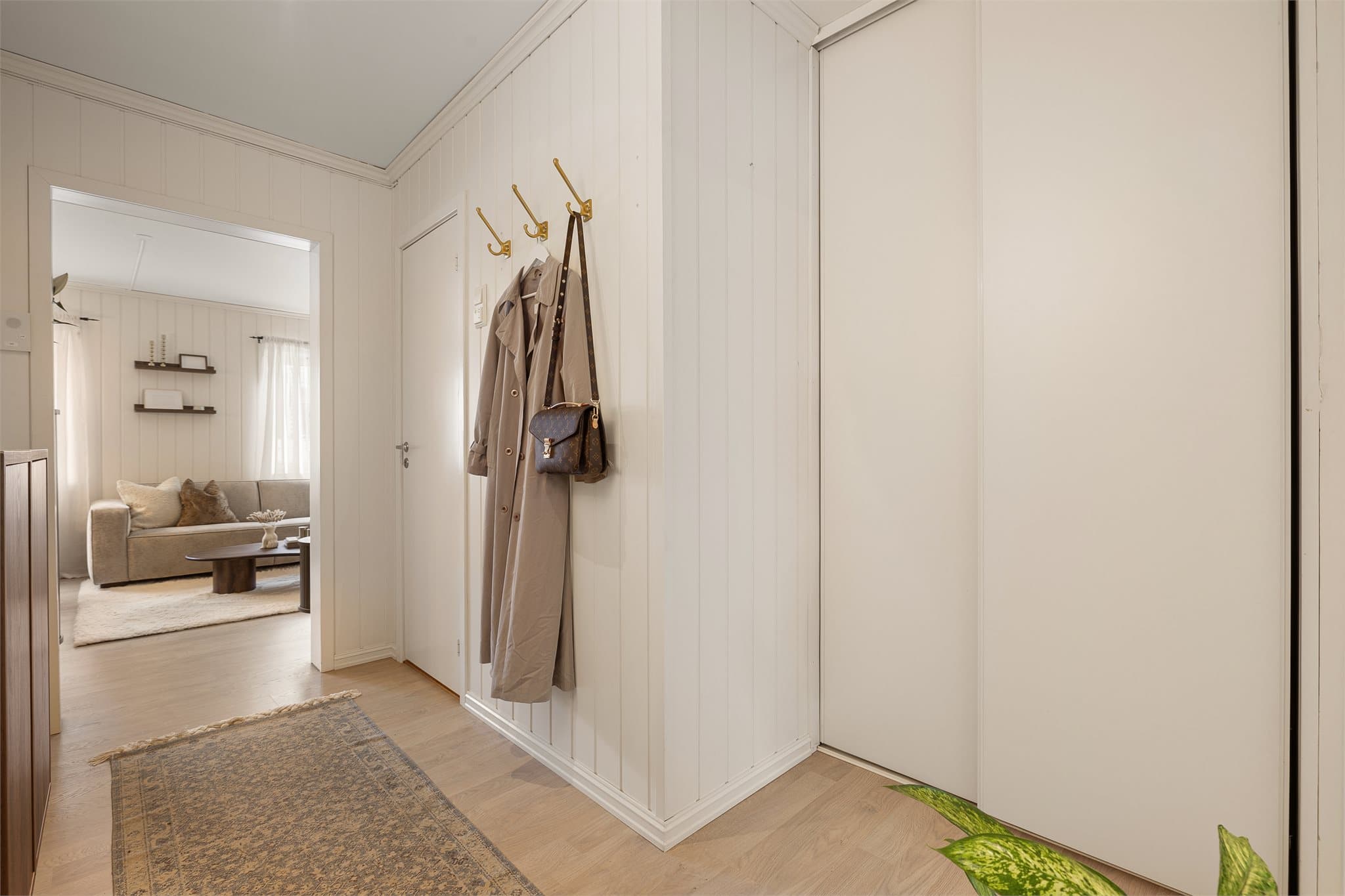 En lys og romslig entré, med god oppbevaringsplass i en integrert skyvedørsgarderobe. Det er klargjort for vaskemaskin i gangen, men hvis du vil slippe å ha den i leiligheten, finnes det et felles vaskerom i oppgangen.