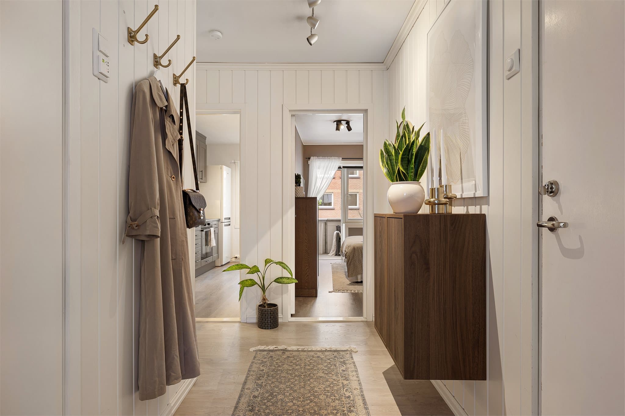 Leiligheten disponerer i tillegg 2 boder i kjeller (på 3,5 kvm og 1,5 kvm) og en bod på loft (på 4,5 kvm) som gir gode lagringsmuligheter.