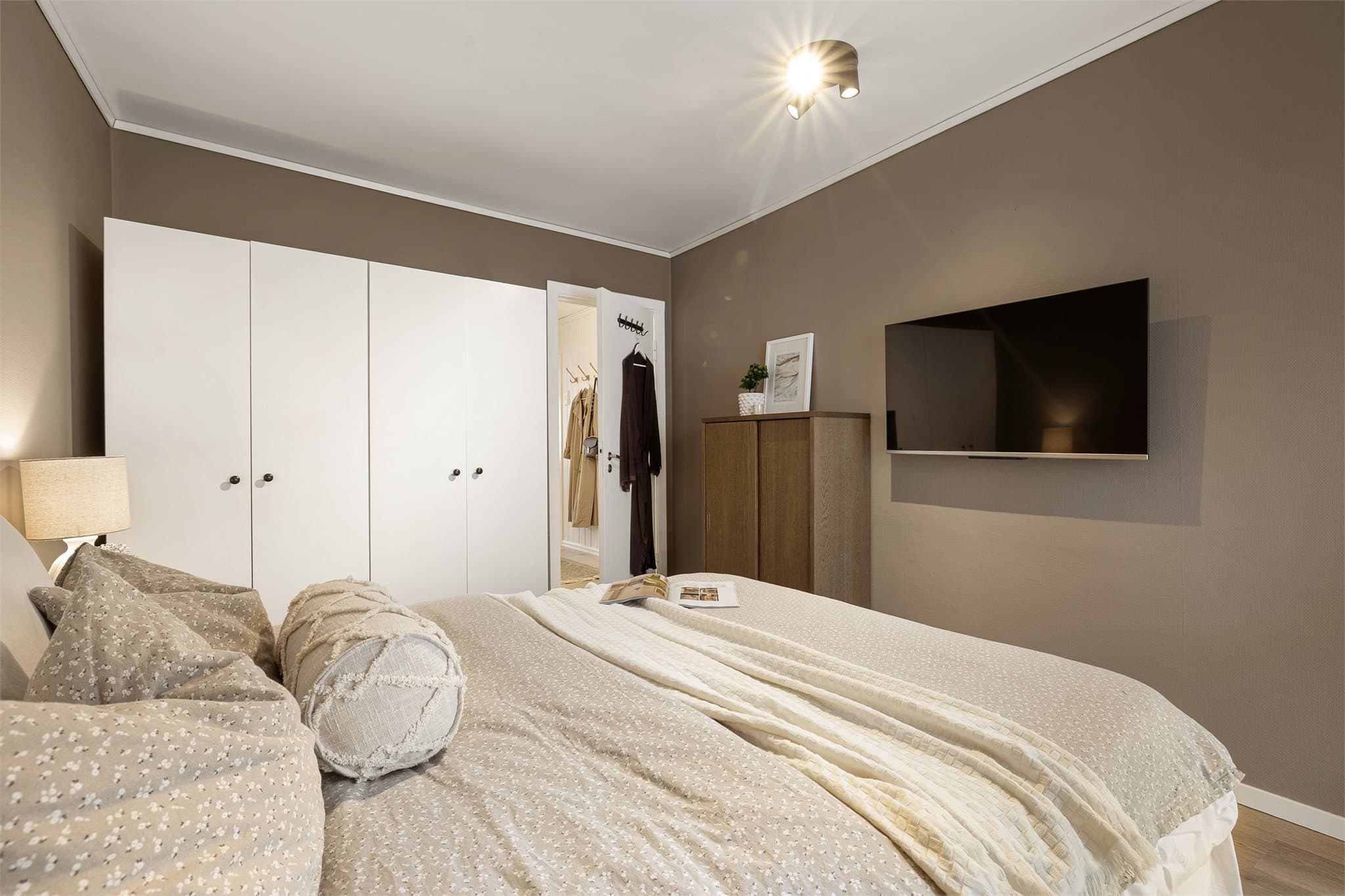 Det er god plass til stor garderobeløsning.