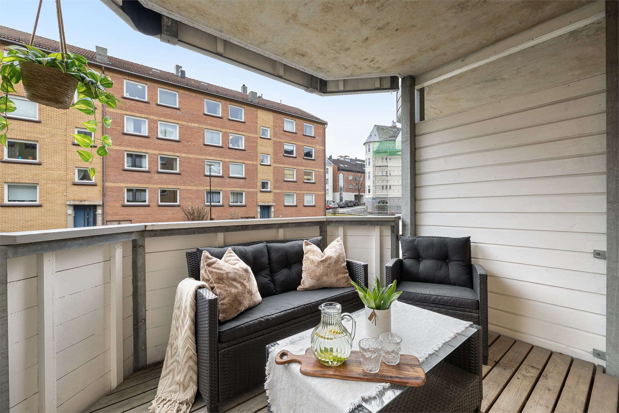 Balkongen er sørøstvendt og har gode solforhold. Her kan man virkelig nyte fine sommerdager.