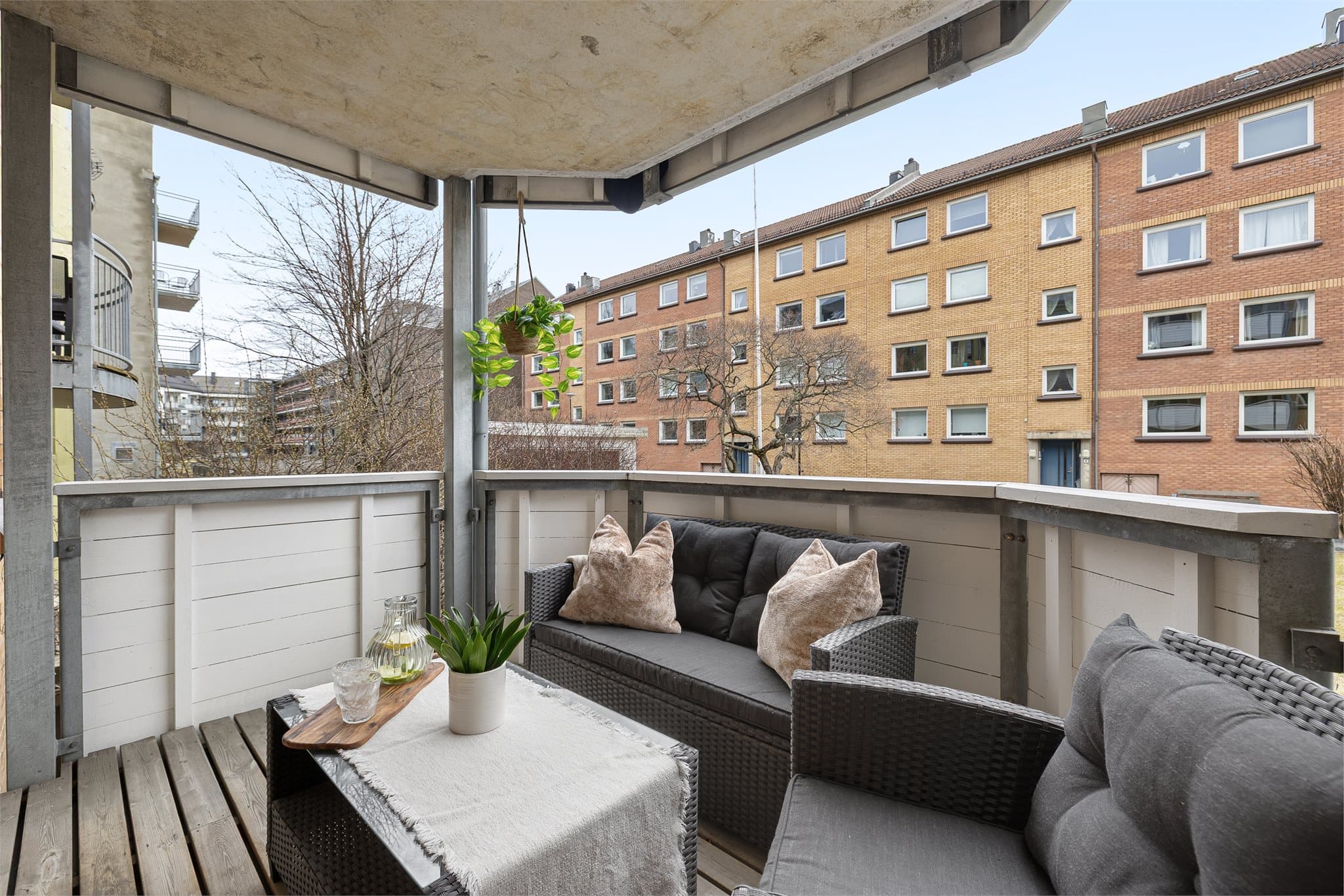 Balkongen måler 5 kvm og har plass til å innrede med sittegruppe.
