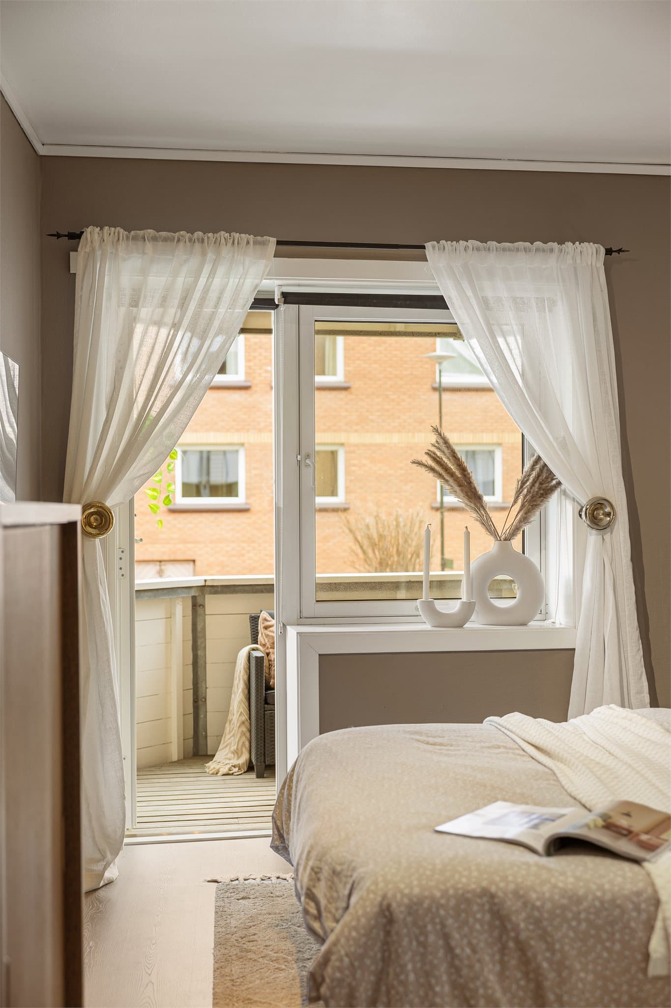 Fra soverommet har man utgang til balkong.